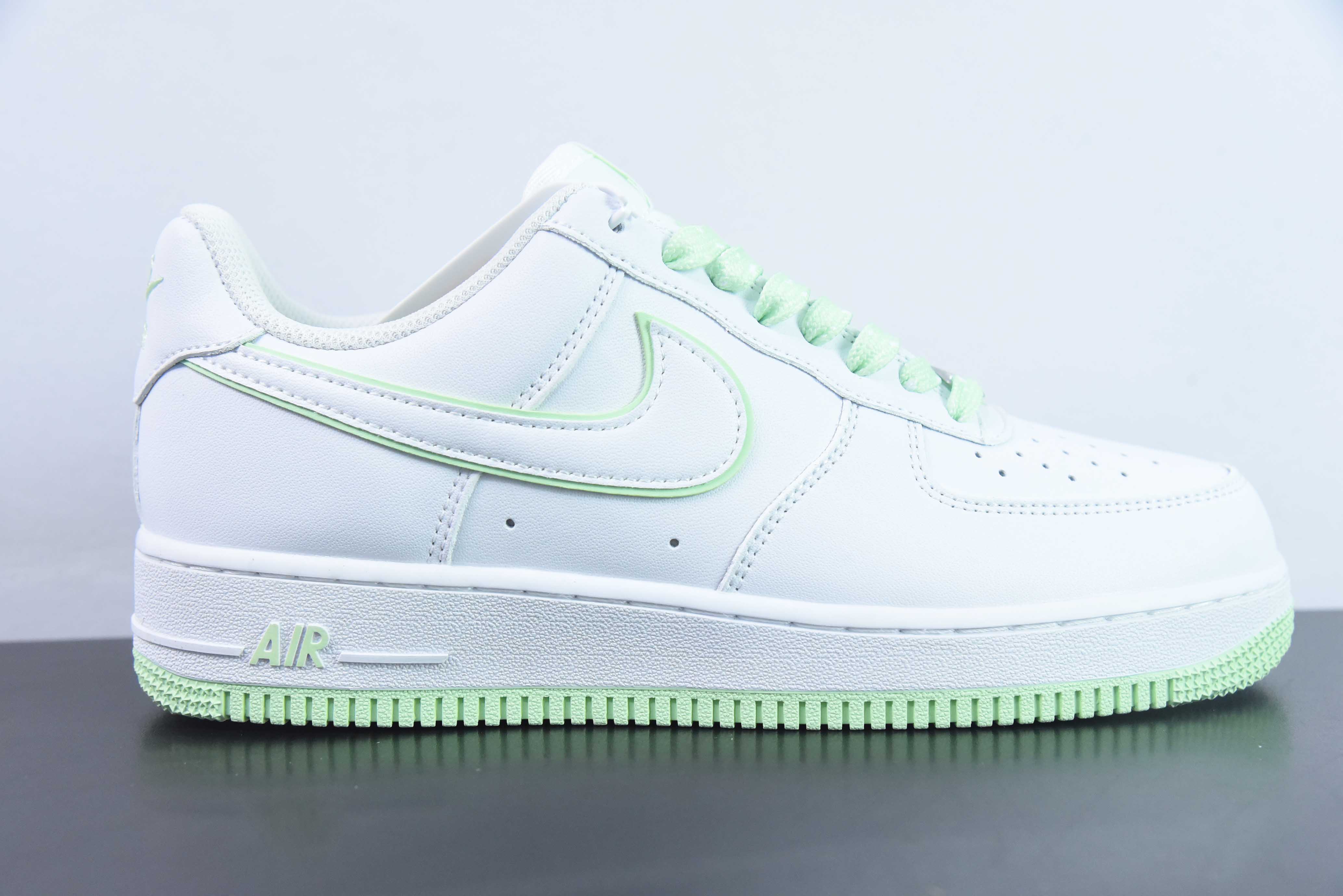 나이키 에어 포스 1 07 로우 화이트와 라이트 그린에어 포스 1 로우 탑 아이템 : DV0766-105 사이즈 : 36-44 