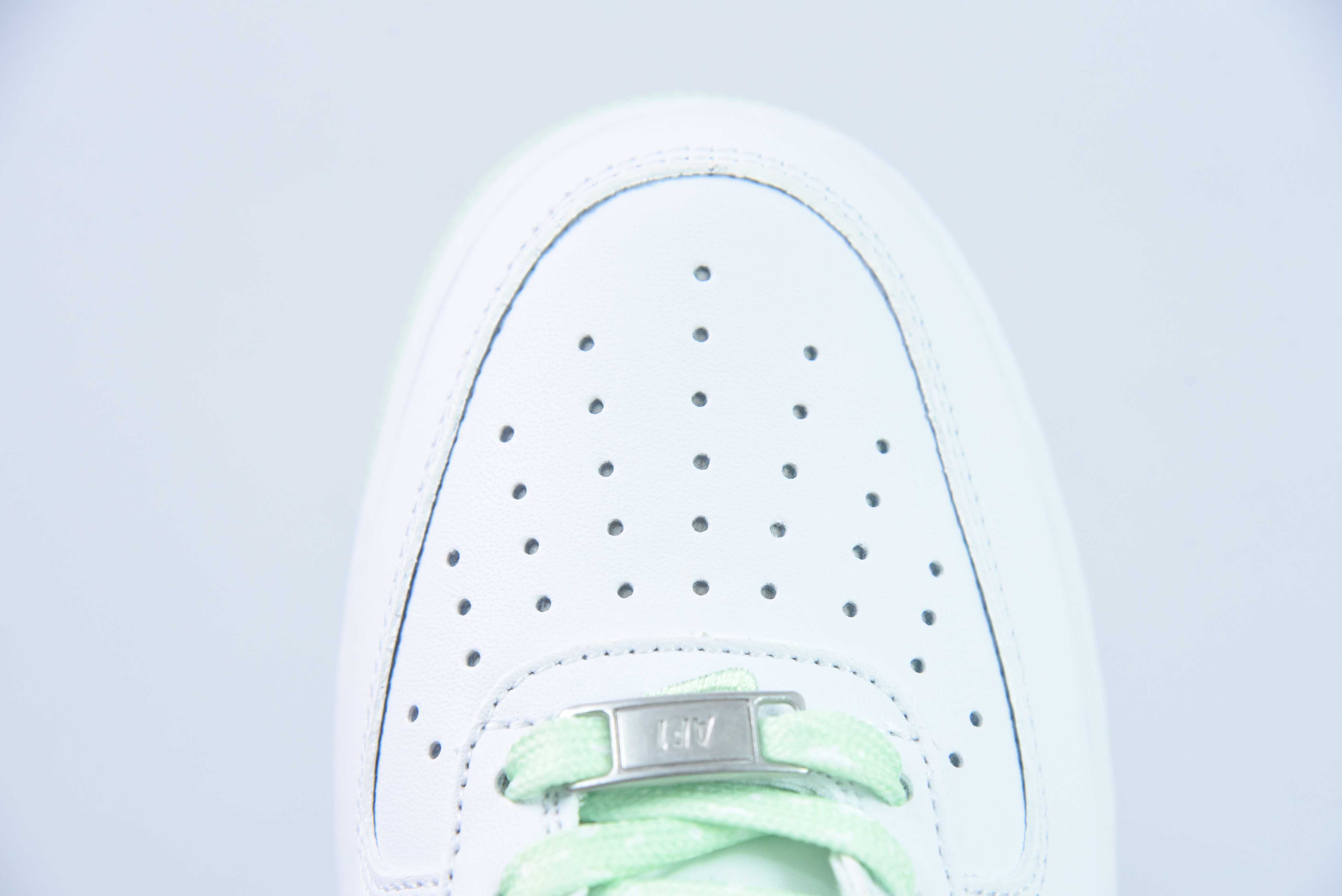 나이키 에어 포스 1 07 로우 화이트와 라이트 그린에어 포스 1 로우 탑 아이템 : DV0766-105 사이즈 : 36-44 