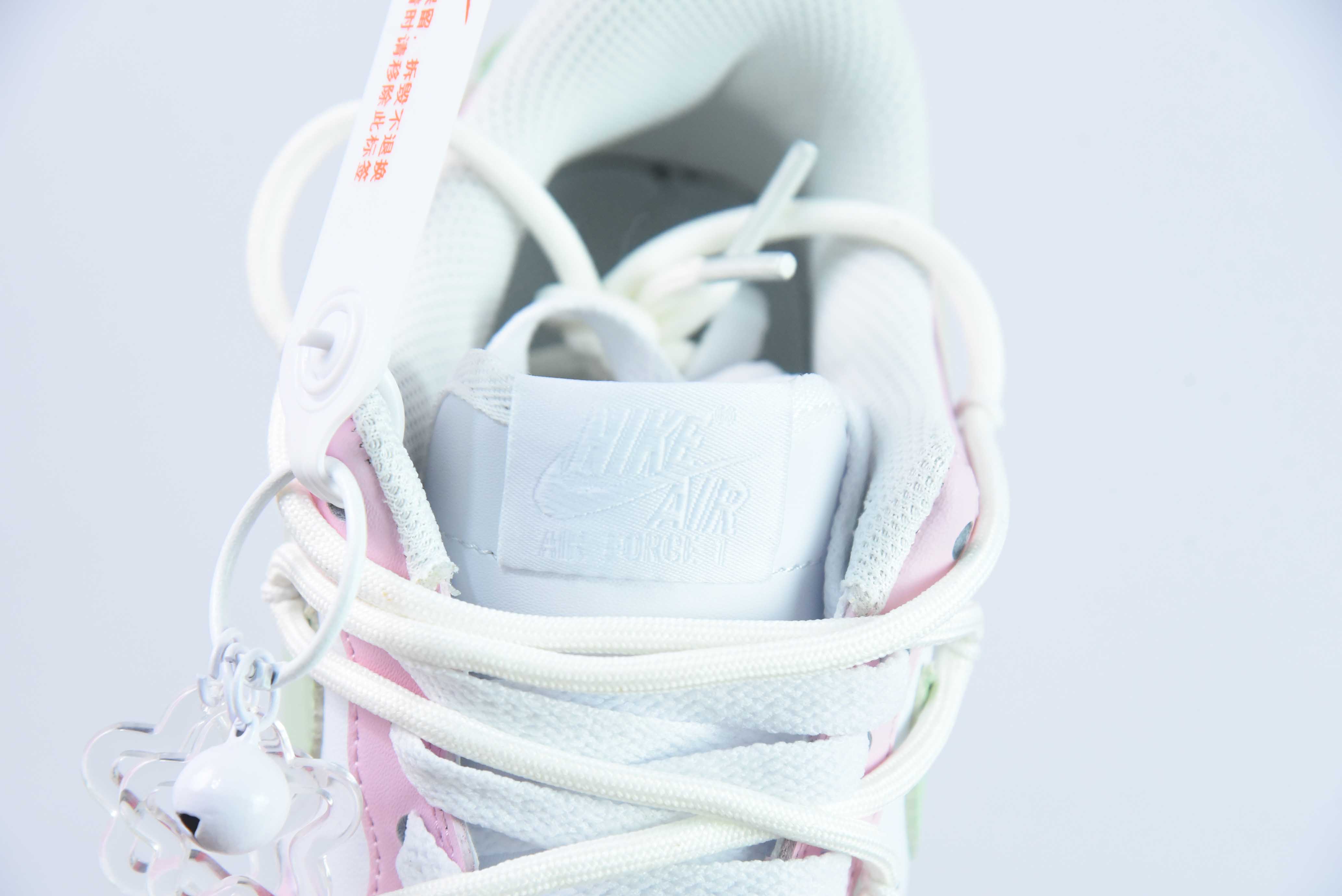 나이키 에어 포스 107 로우 GS 핑크/화이트/그래피티 에어 포스 원 핑크 화이트 그린 판타지 나비 그래피티 레이스업 VV1998-013 사이즈 :36-44