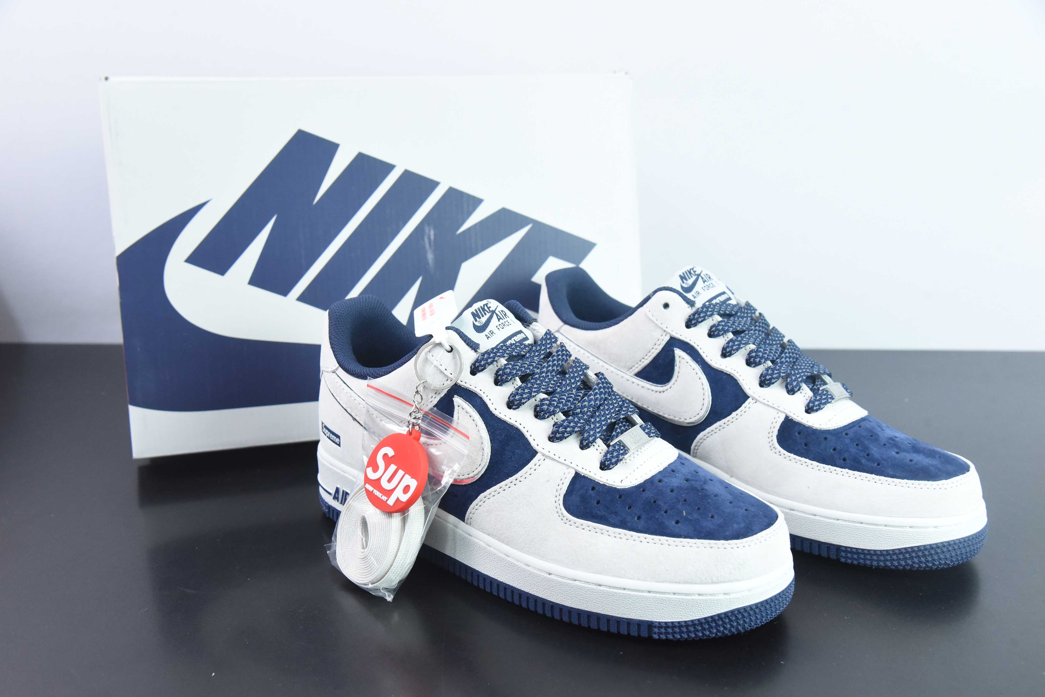 슈프림 x NK 에어 포스 107 로우 공동 브랜드 그레이 네이비 스웨이드 에어 포스 1 로우 탑 캐주얼 스니커즈 아이템 번호: ME2392-103 사이즈: 36-44