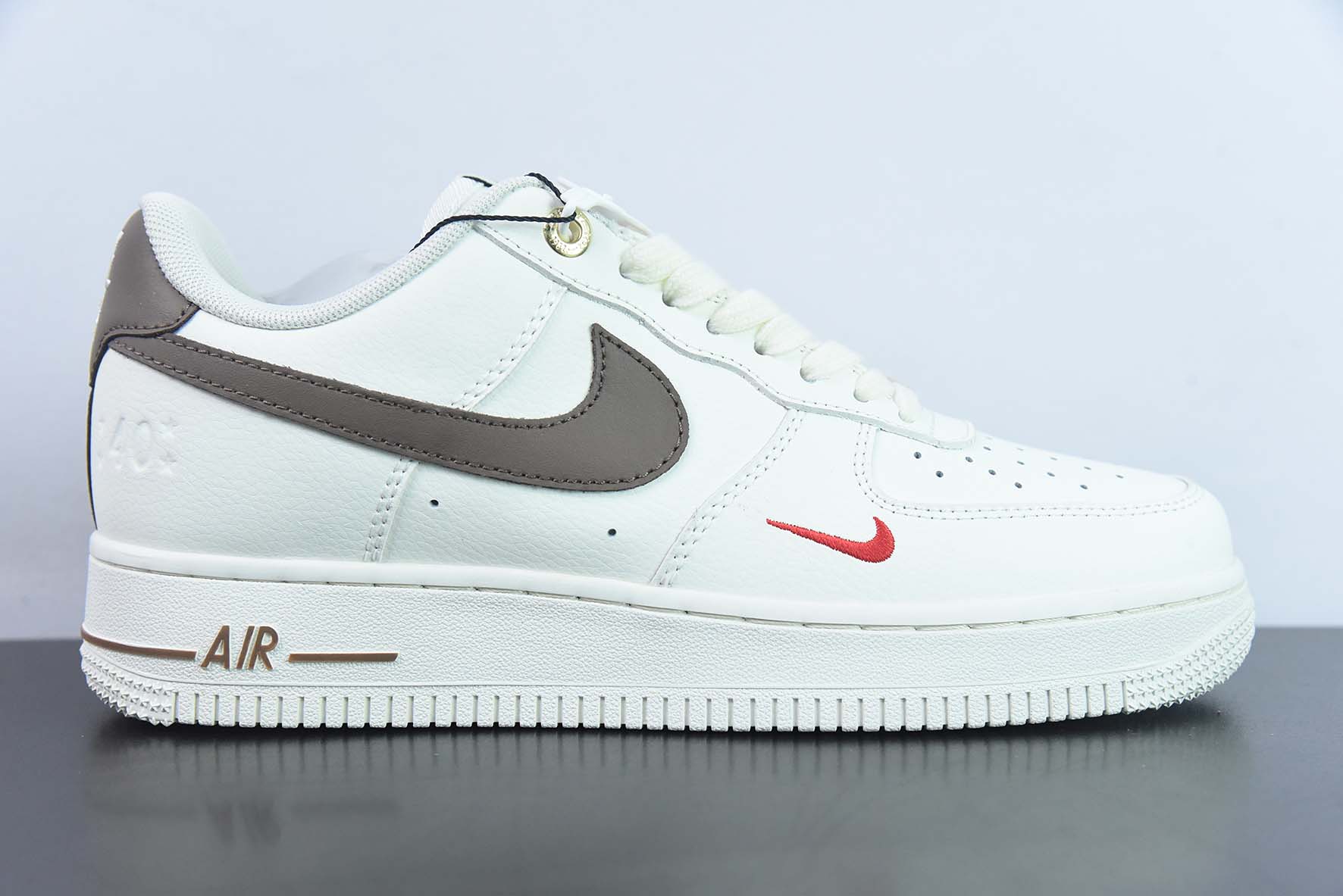 WAO67576234 나이키 에어 포스 1 07 로우 40주년 기념 모델 - 베이지 다크 커리 에어 포스 1 로우 탑 아이템 번호: DQ7658-102 사이즈: 36-44