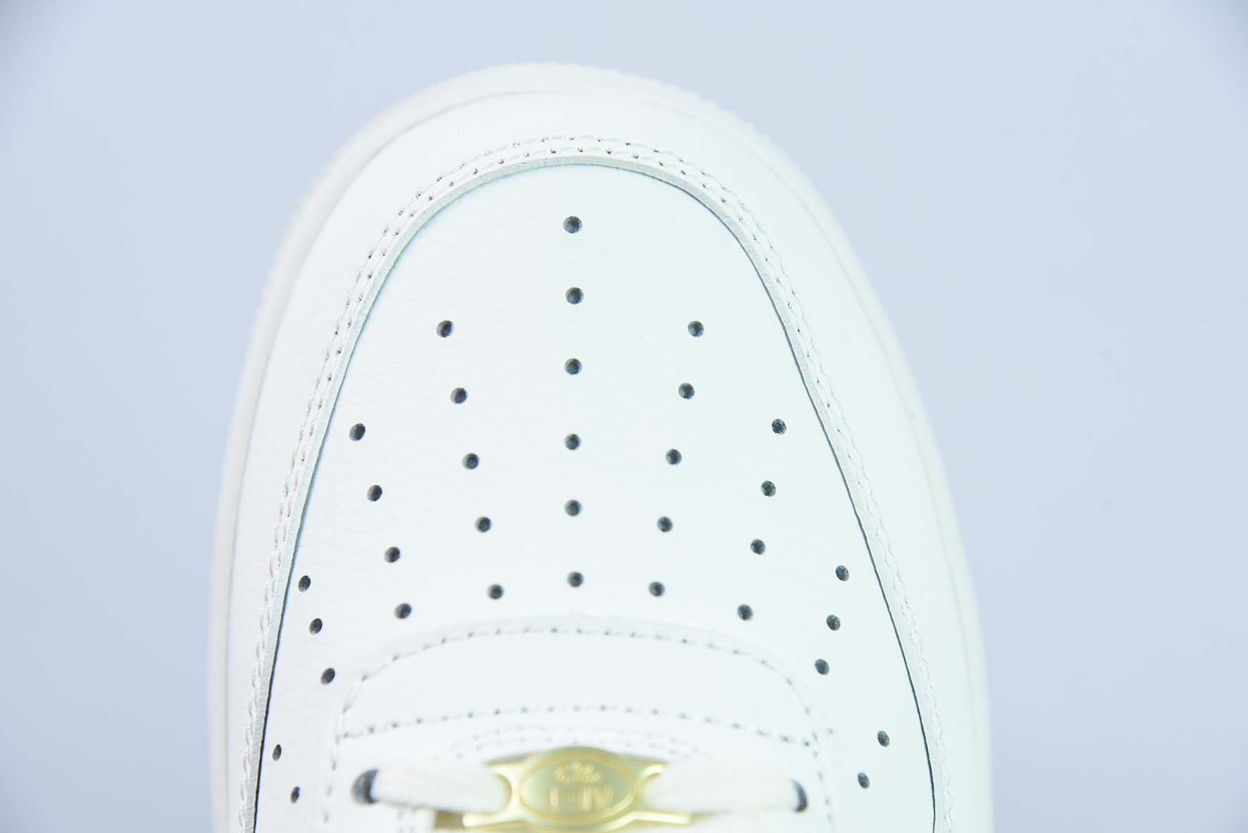 WAO67576234 나이키 에어 포스 1 07 로우 40주년 기념 모델 - 베이지 다크 커리 에어 포스 1 로우 탑 아이템 번호: DQ7658-102 사이즈: 36-44