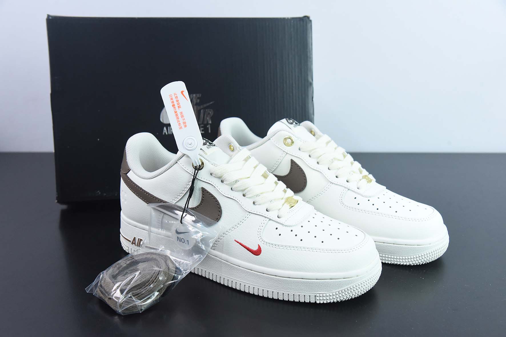 WAO67576234 나이키 에어 포스 1 07 로우 40주년 기념 모델 - 베이지 다크 커리 에어 포스 1 로우 탑 아이템 번호: DQ7658-102 사이즈: 36-44