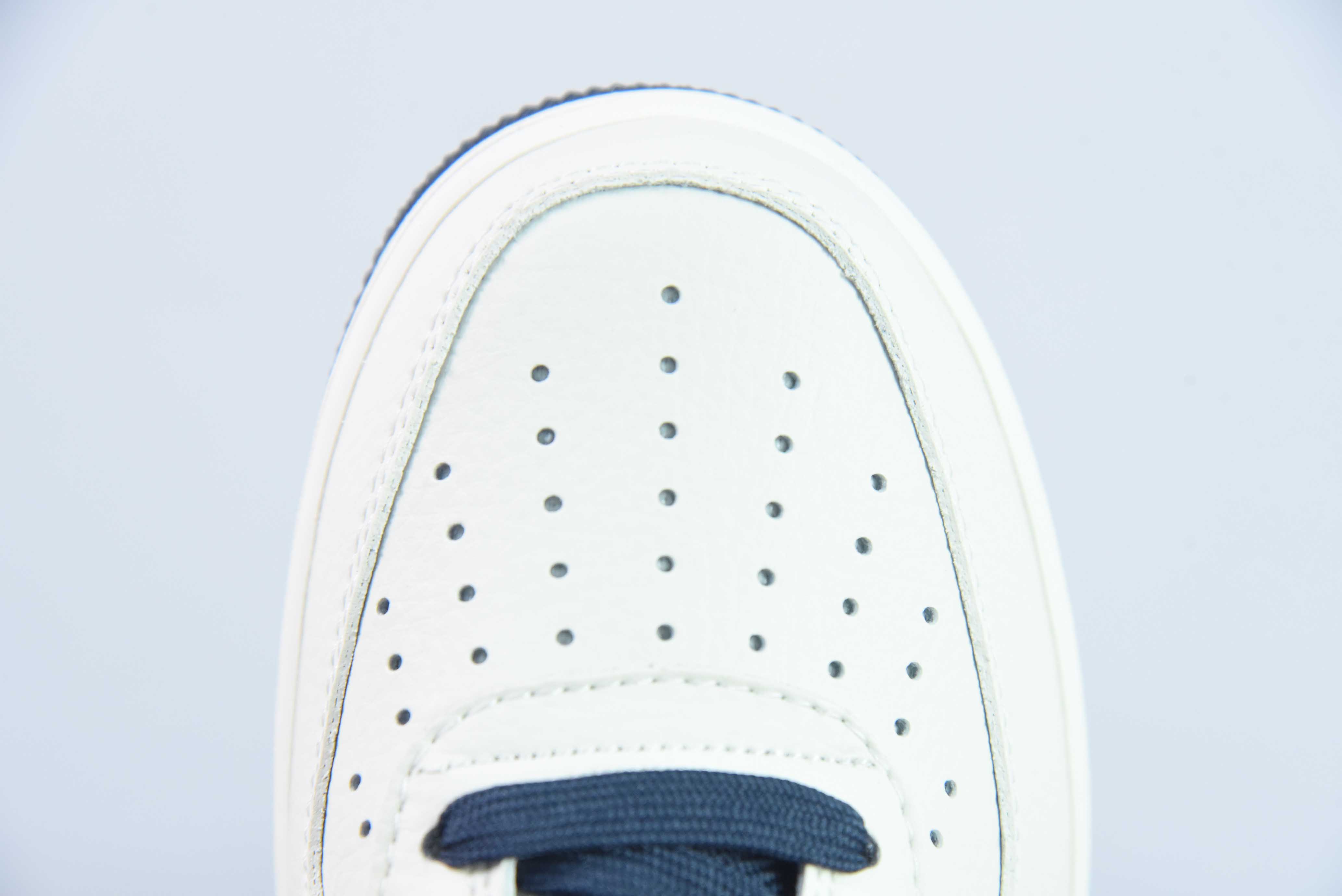 나이키 에어 포스 1 07 로우 슈프림 에어 포스 1 삼색 컬러웨이 아이템 번호: SU2305-005 사이즈: 36-44