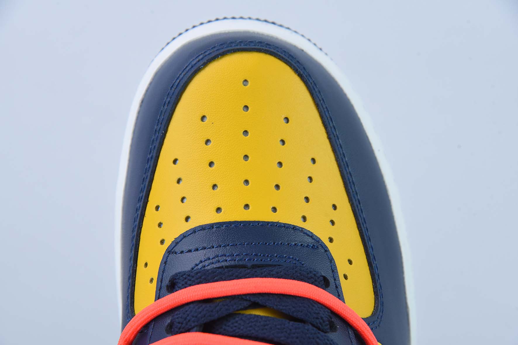 나이키 에어 포스 107 로우 옐로우 및 블루 스트랩 해체 에어 포스 1 캐주얼 트레이너 아이템: CV1724-116 사이즈: 36-44