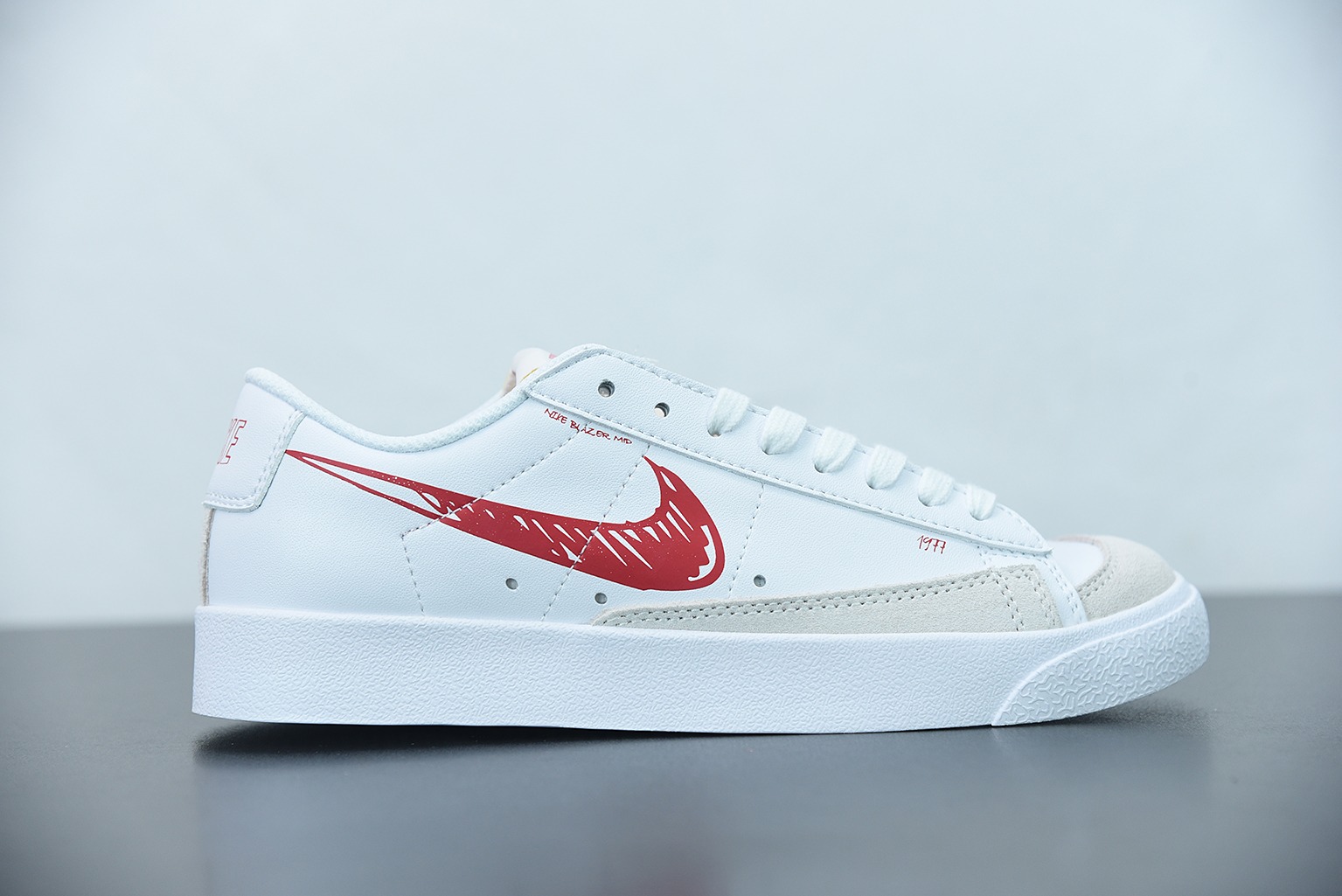 NK 블레이저 미드 77 인피니트 레드 그래피티 아이템 번호: DA6364-103 사이즈: 36-44