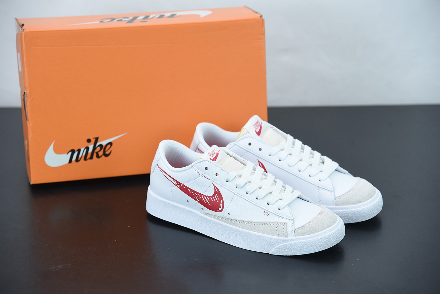 NK 블레이저 미드 77 인피니트 레드 그래피티 아이템 번호: DA6364-103 사이즈: 36-44