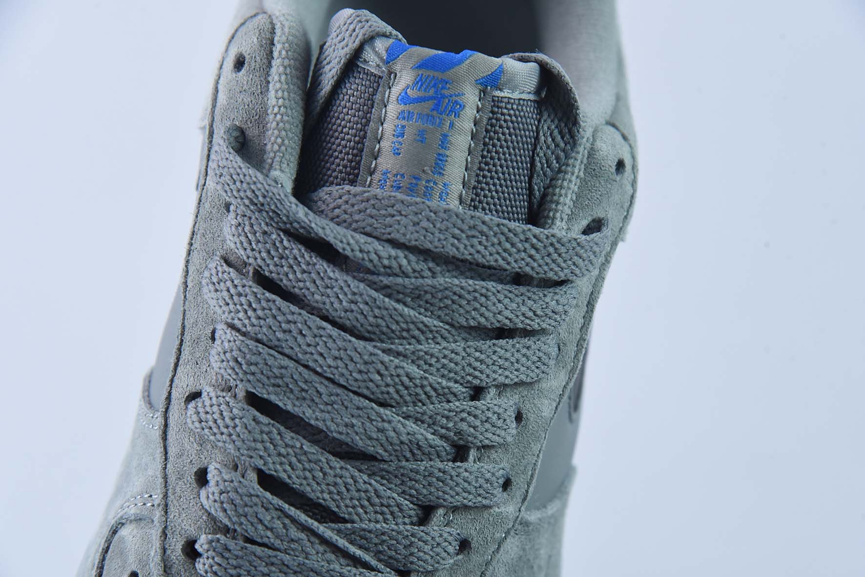 나이키 에어 포스 1 AF1 에어 포스 원/로우 탑 그레이 및 블랙 자수 해체 아이템 번호: DD6709-002 사이즈: 36-44