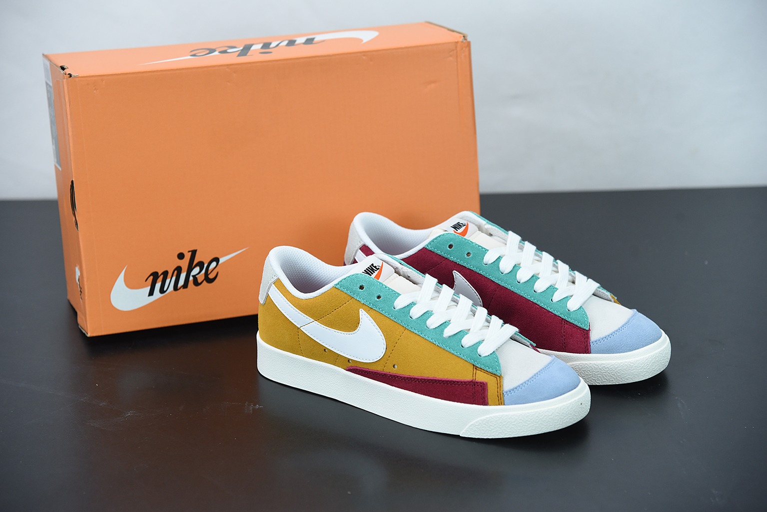 NK 블레이저 미드 77 인피니트 레드와 옐로우 아이템 번호: DA6364-600 사이즈: 36-44