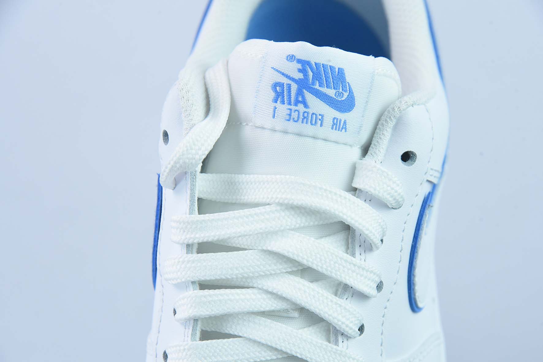 나이키 에어 포스 1 07 로우 LX 화이트/UNC 에어 포스 원 레더 화이트 노스캐롤라이나 블루 스택 후크 DV0788-101 사이즈: 36-44