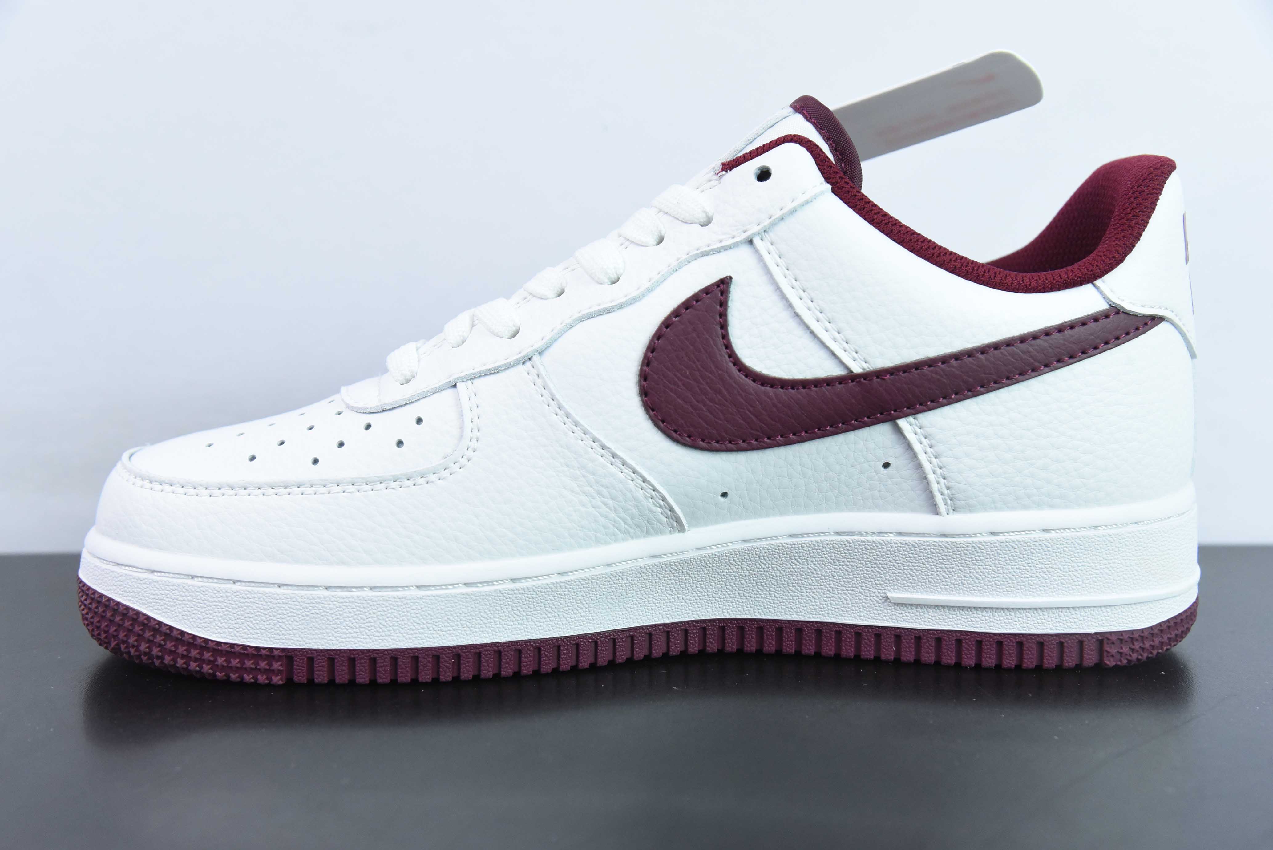 나이키 에어 포스 1 로우 07 40주년 화이트 와인 레드 에어 포스 원 아이템 번호: MN5263-125 사이즈: 36-44