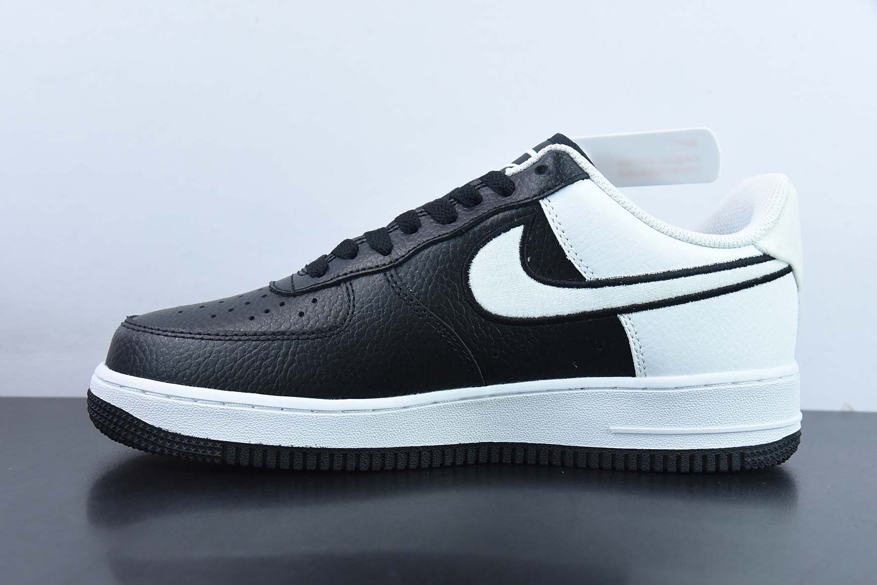 나이키 에어 포스 107 로우 블랙 앤 화이트 패치워크 에어 포스 원 로우탑 캐주얼 트레이너 아이템: AO2439-001 사이즈: 35-44