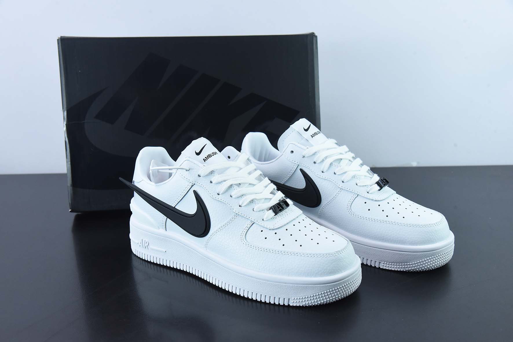 AMBUSH x Nike 에어 포스 1 로우 화이트/블랙 에어 포스 1 와이드 솔 공동 브랜드 화이트 및 블랙 빅 후크 DV3464-002 사이즈: 36-44