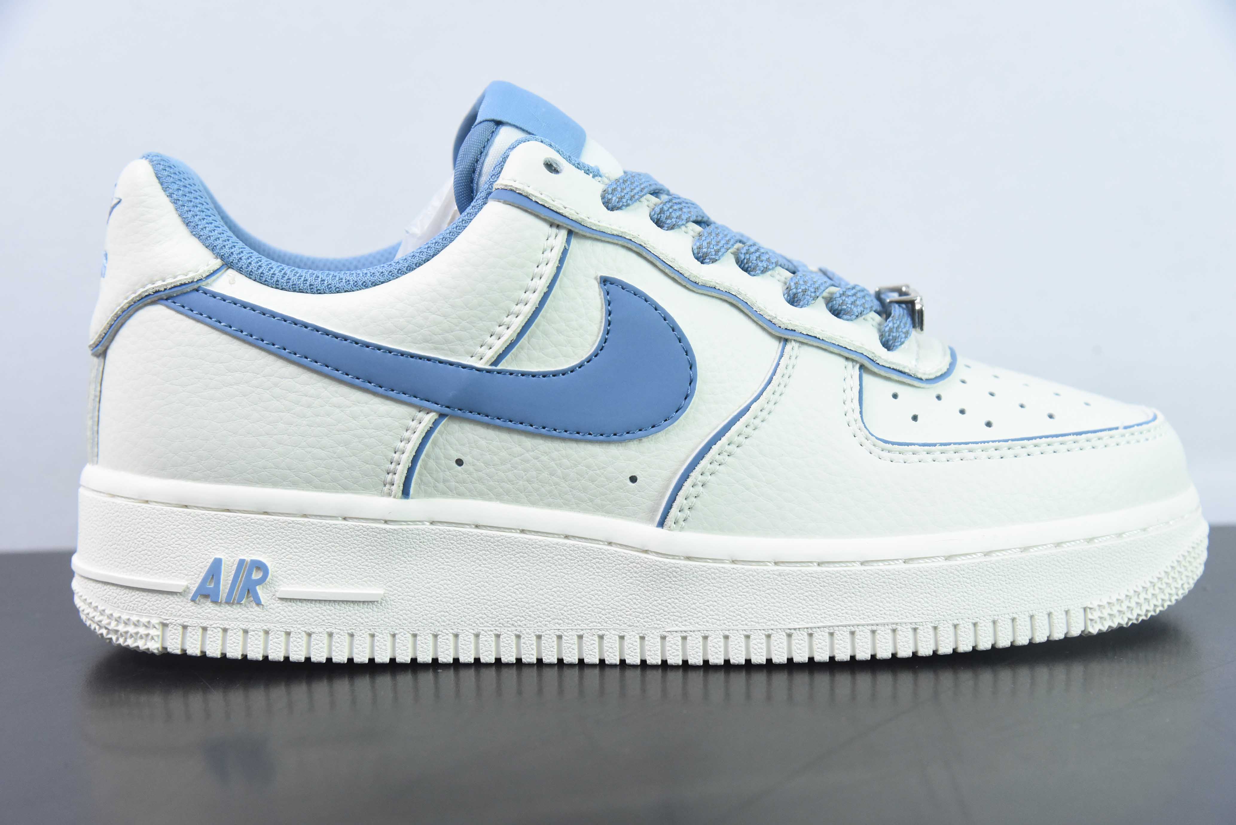 나이키 에어 포스 1 AF1 에어 포스 1/로우탑 화이트 및 블루 품목 번호: UH8958-122 사이즈: 36-44