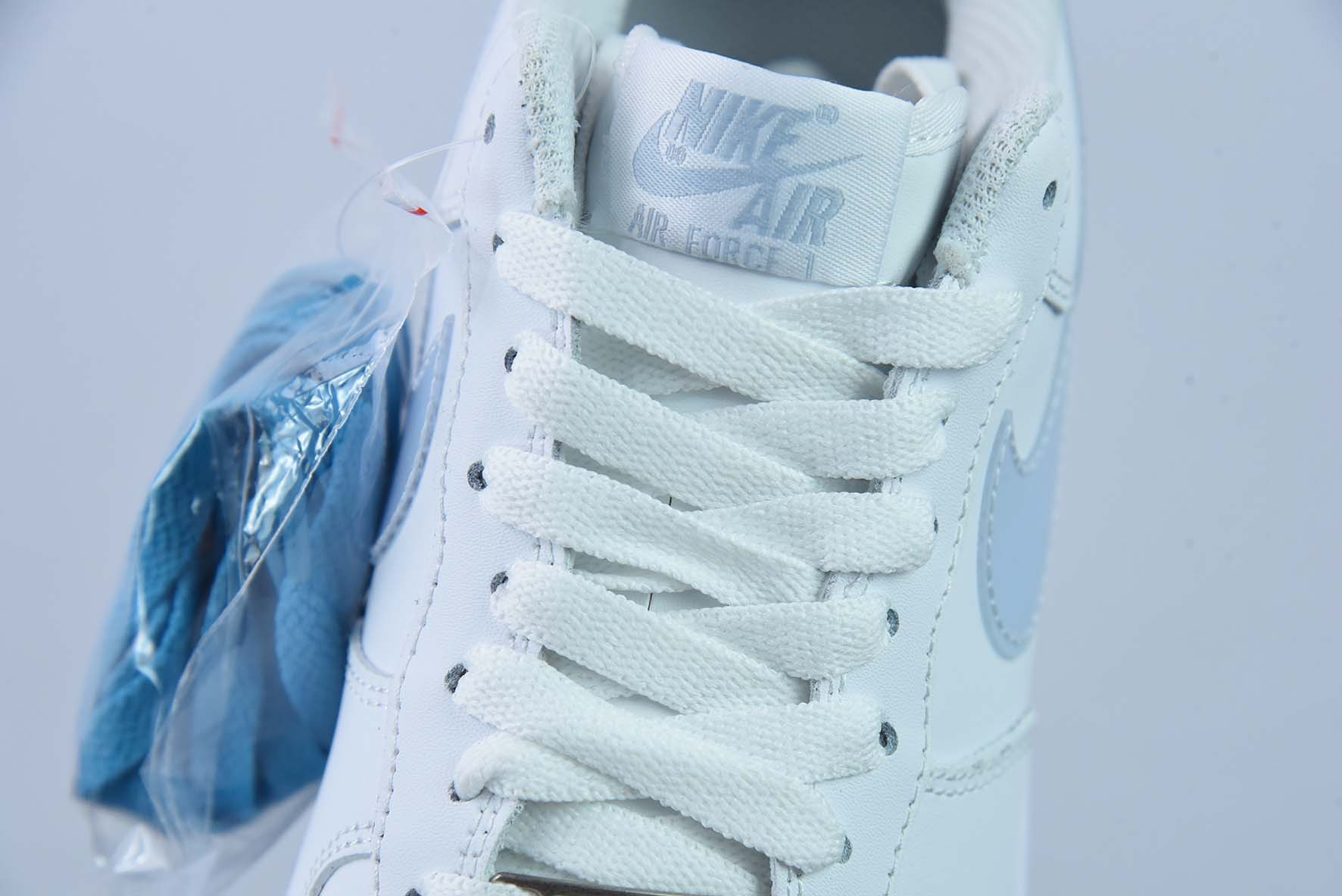 나이키 에어 포스 1 로우 07 화이트 워터 앤 문 컬러 로우 탑 에어 포스 1 아이템 번호: WU5696-033 사이즈: 36-44