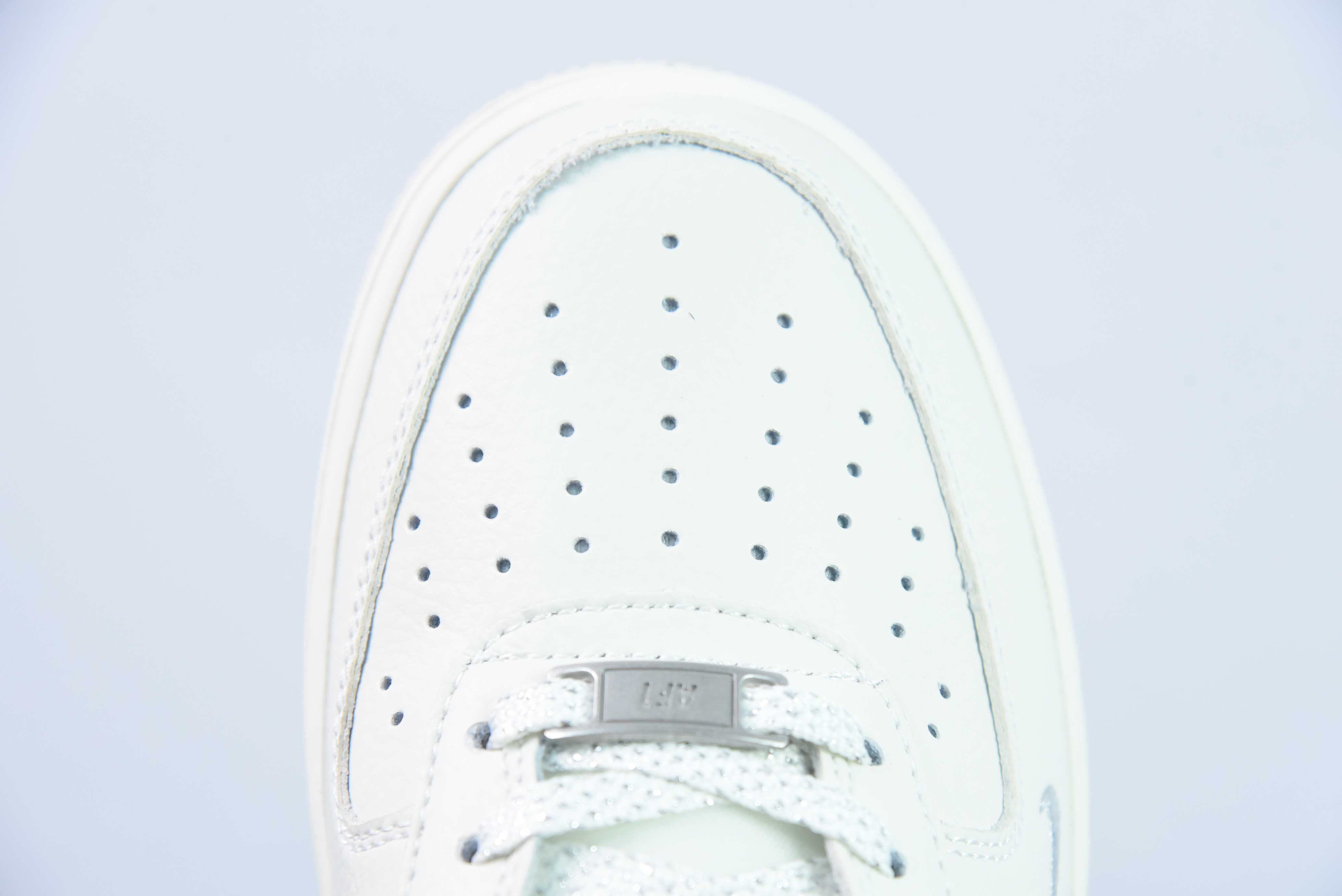 나이키 에어 포스 1 AF1 에어 포스 원 / 로우탑 화이트 및 블랙 실버 사이드 자수 아이템 번호: BS9055-737 사이즈: 36-44