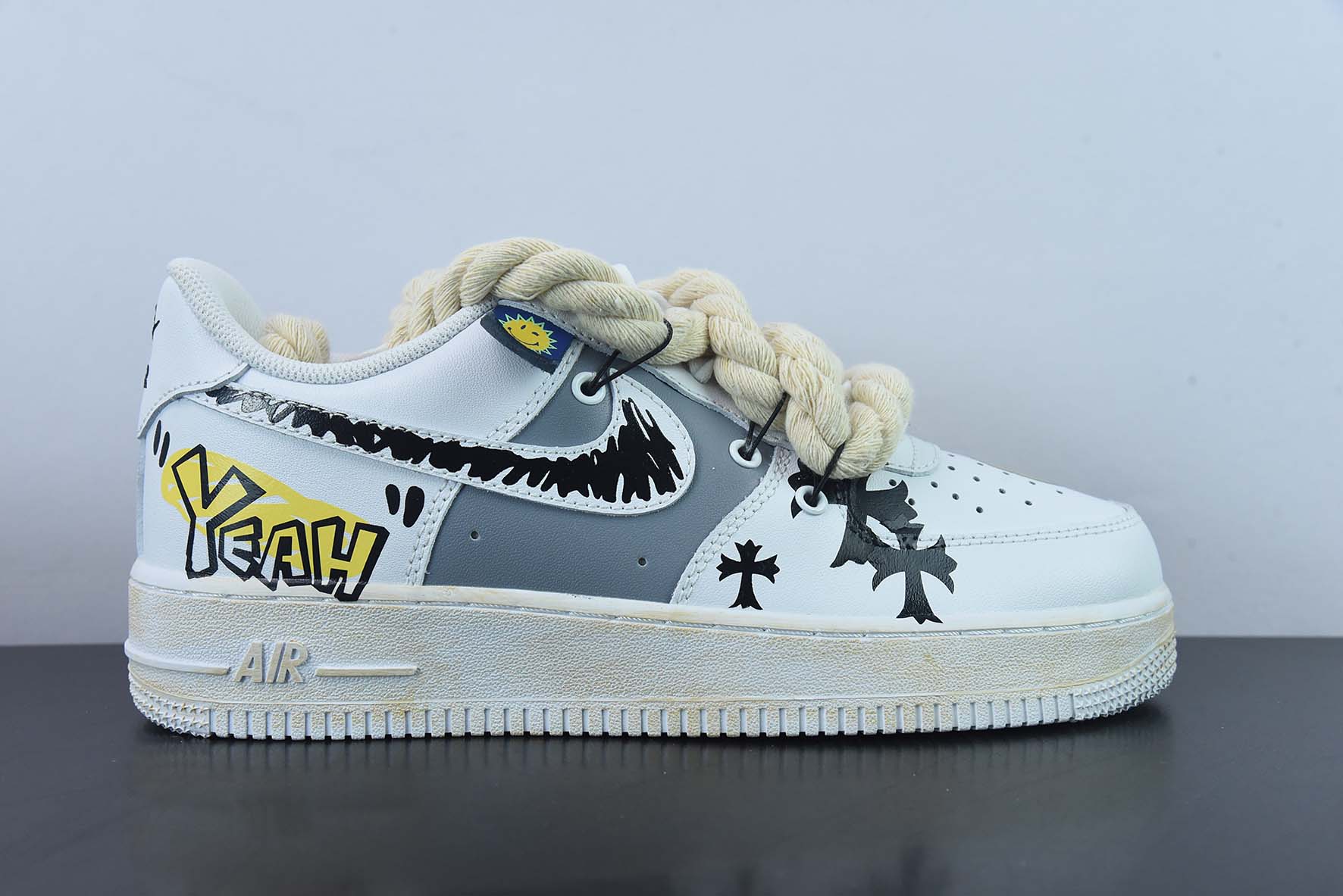 에어 포스 1 07 LV8 크로스/스마일 에어 포스 원 화이트 크로스 옐로우 스마일리 두꺼운 레이스 업 CW2288-111 사이즈: 36-44