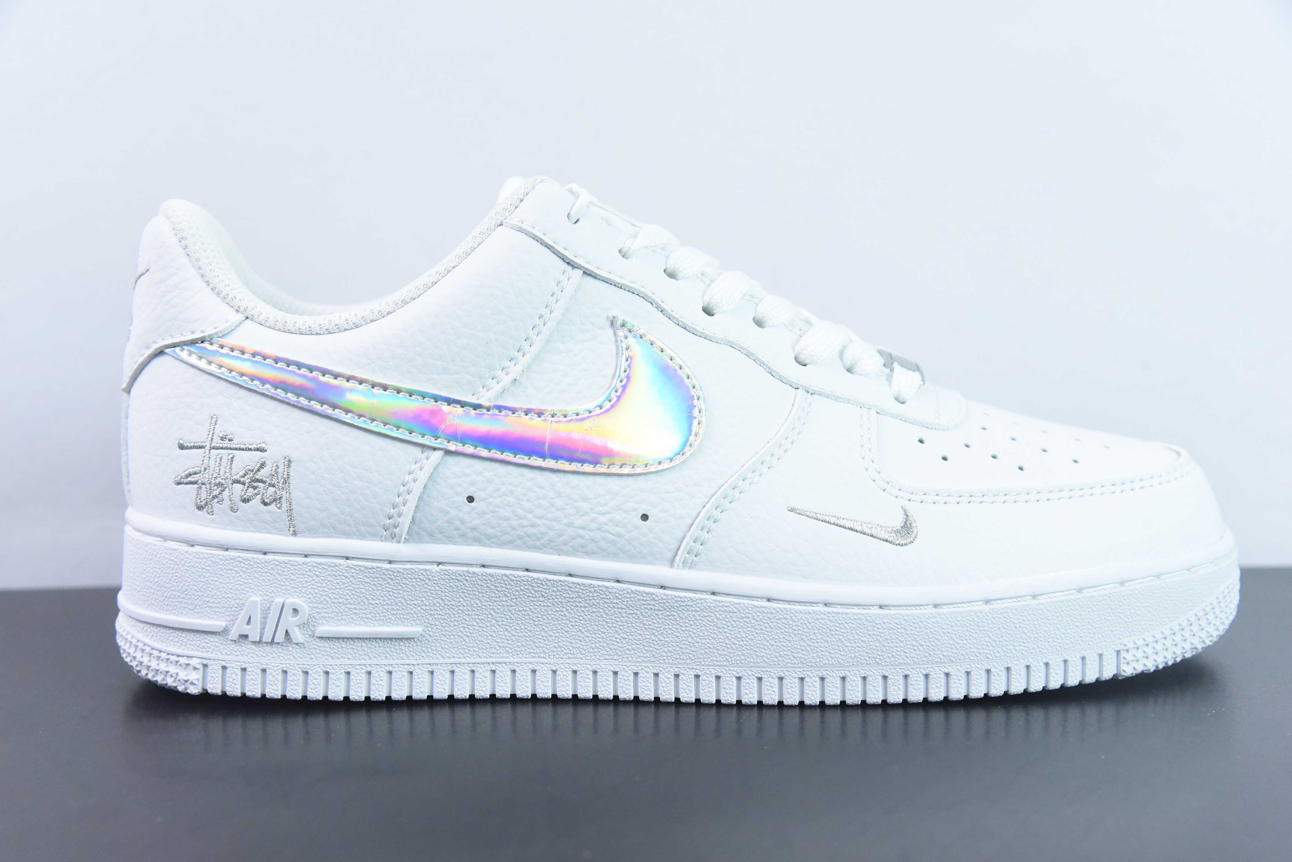 나이키 에어 포스 1 AF1 에어 포스 원/로우탑 화이트 레이저 자수 상품 번호: CW2288 111 사이즈: 36-44