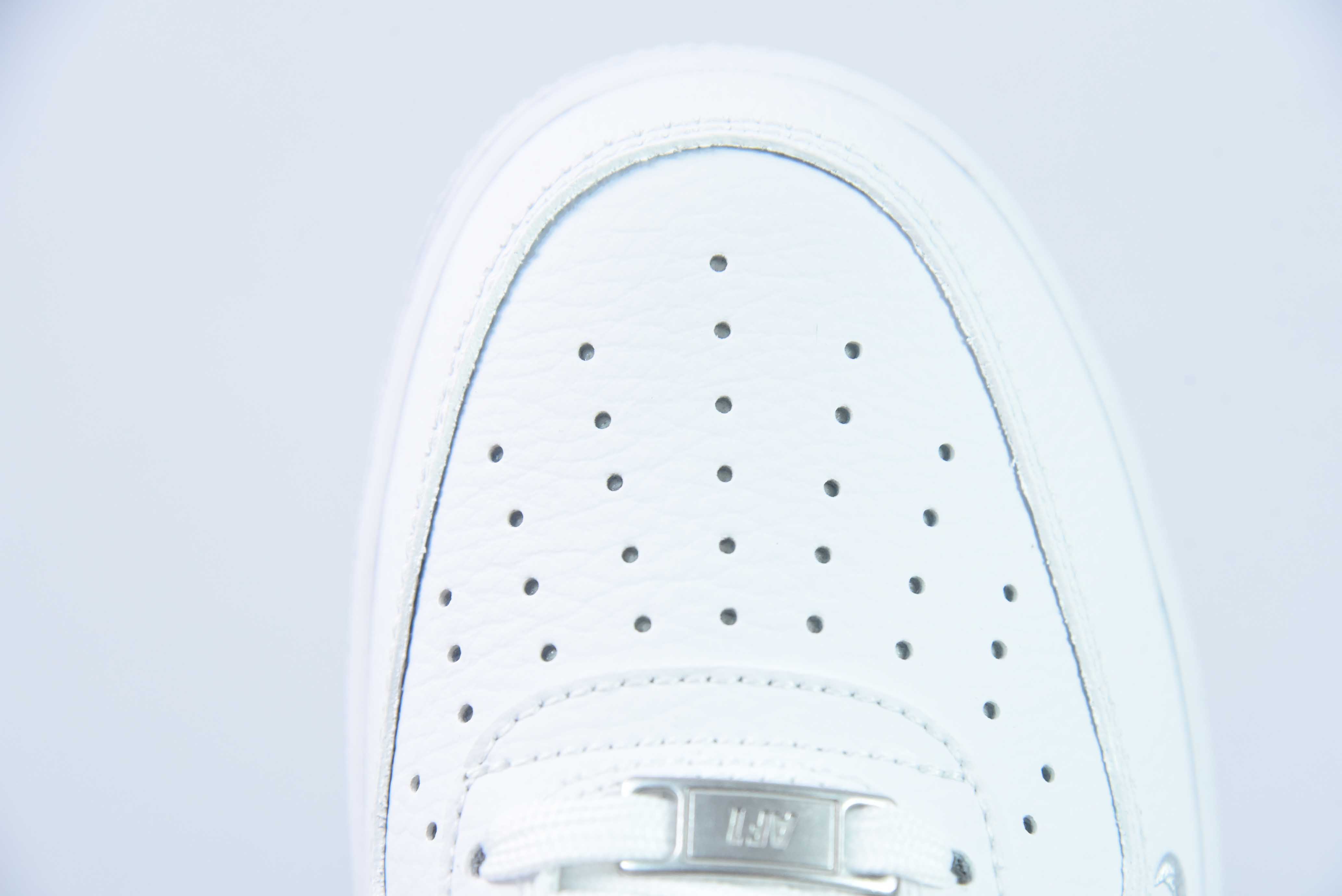 나이키 에어 포스 1 AF1 에어 포스 원/로우탑 화이트 레이저 자수 상품 번호: CW2288 111 사이즈: 36-44