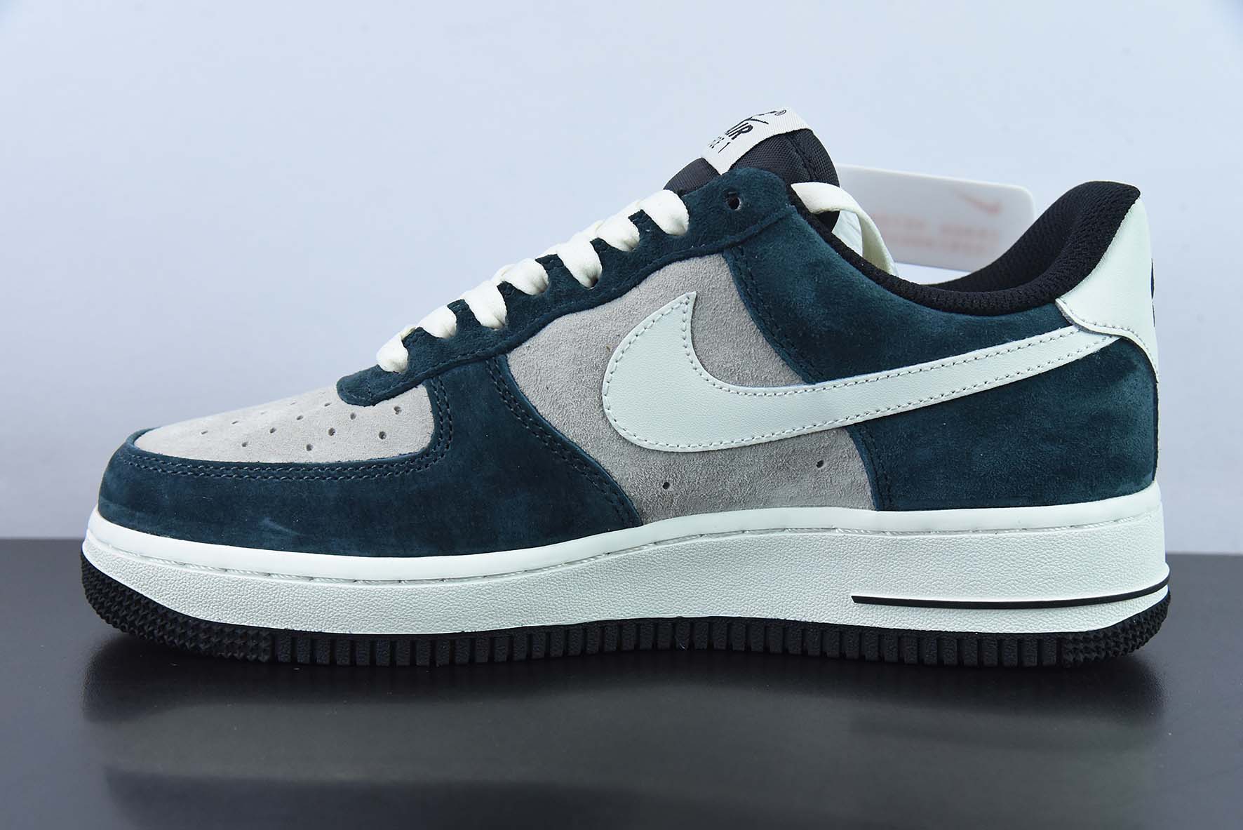 나이키 에어 포스 1 로우 07 밀크 화이트 그레이 컬러 에어 포스 1 로우 탑 캐주얼 슈즈 아이템 번호: NT9955-318 사이즈: 36-44