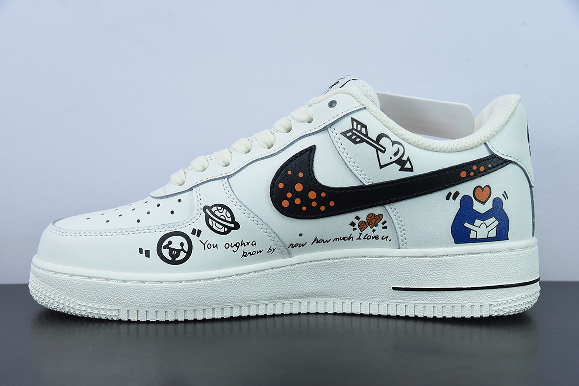 에어 포스 1 07 로우 사랑의 신/그래피티 에어 포스 1 베이지 컬러 큐피드 그래피티 프린트 CW2288-226 사이즈: 36-44