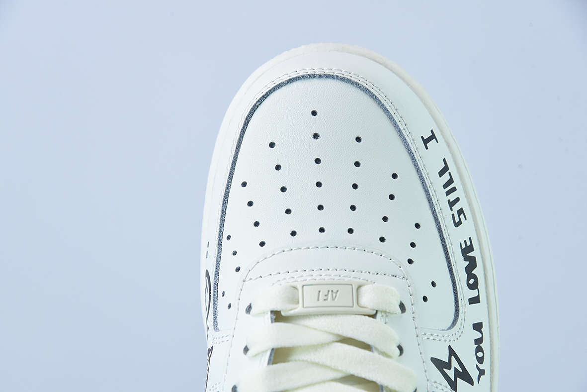 에어 포스 1 07 로우 사랑의 신/그래피티 에어 포스 1 베이지 컬러 큐피드 그래피티 프린트 CW2288-226 사이즈: 36-44