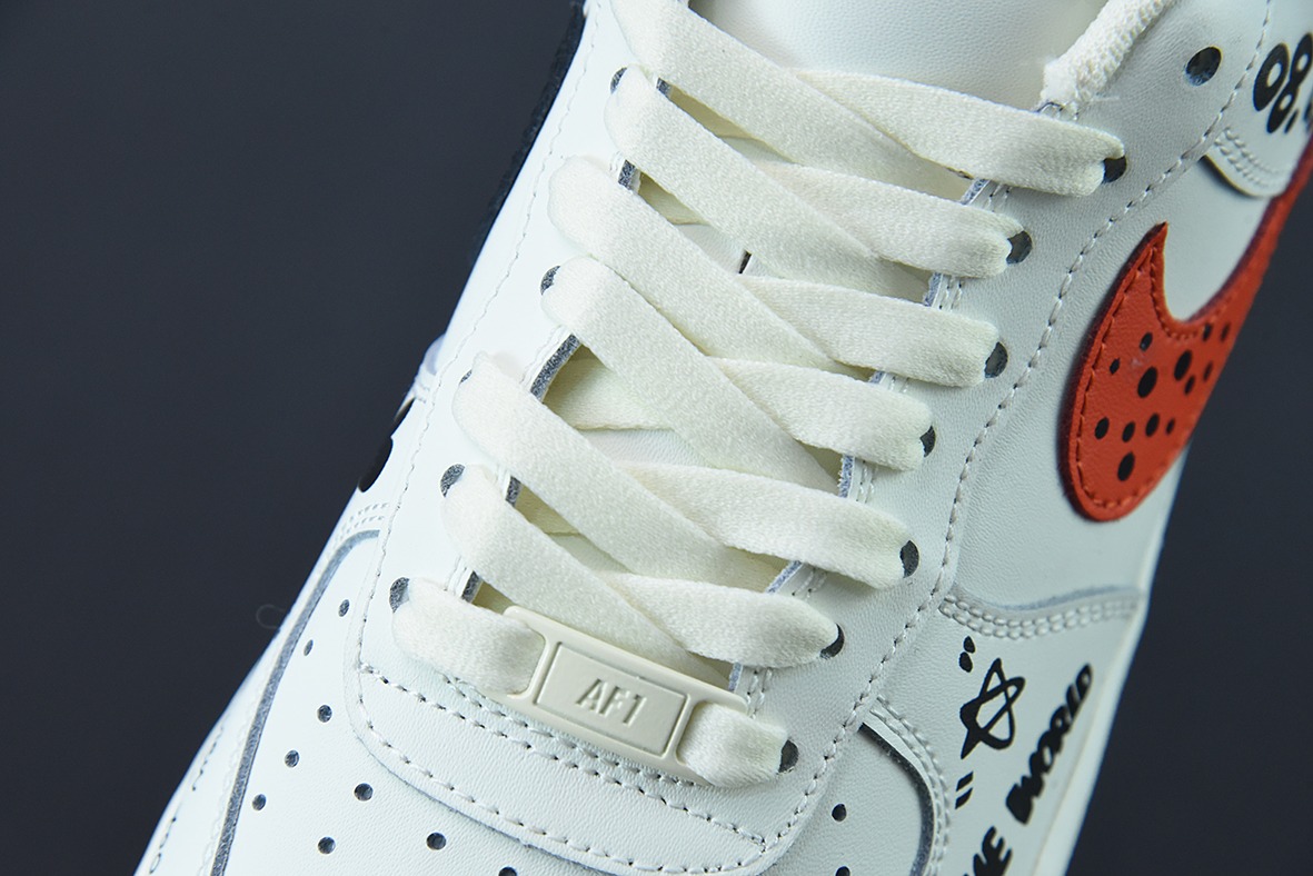 에어 포스 1 07 로우 사랑의 신/그래피티 에어 포스 1 베이지 컬러 큐피드 그래피티 프린트 CW2288-226 사이즈: 36-44