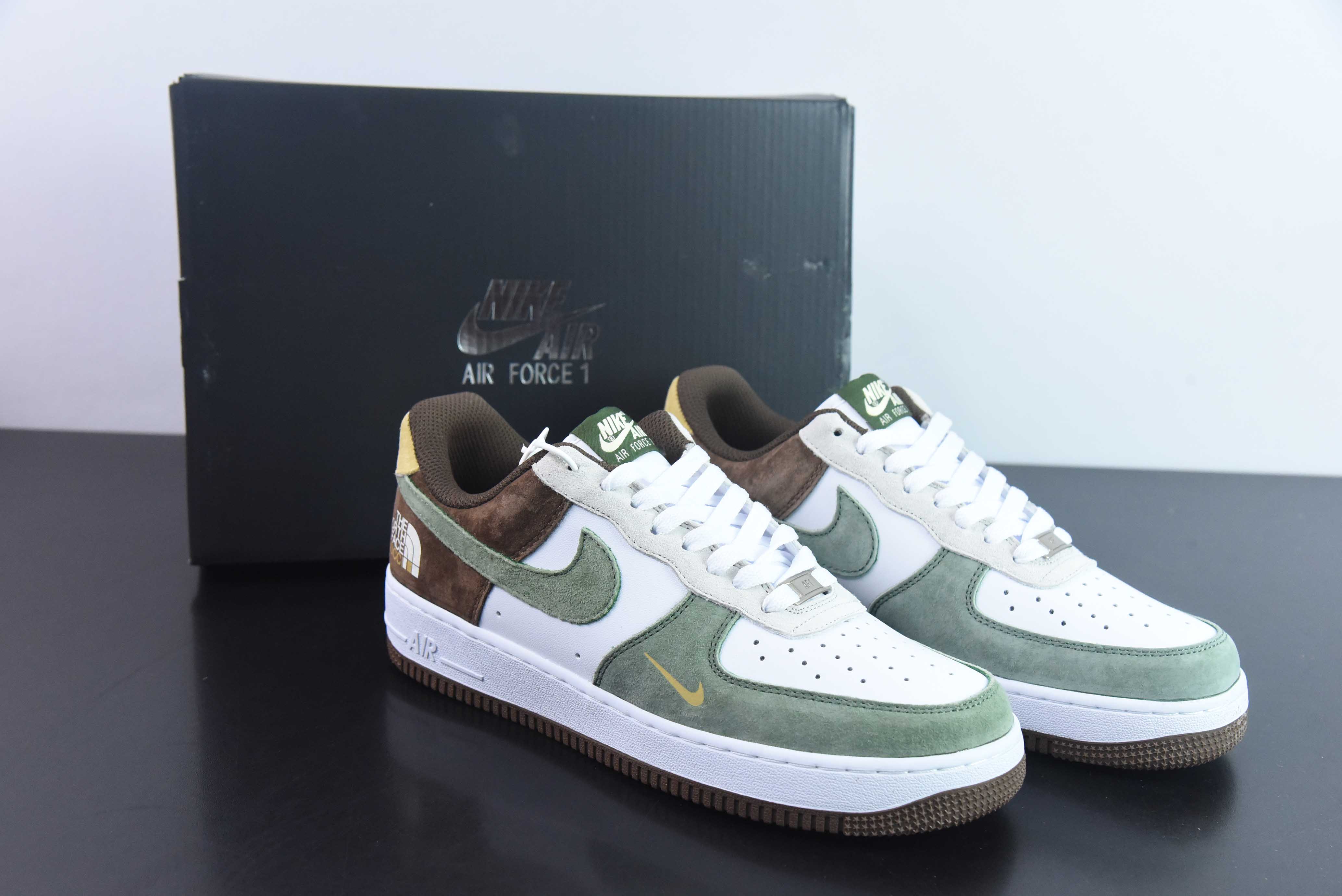 나이키 에어 포스 1 로우 07 x 노스페이스 패치워크 노스페이스 아이템: BS9055-811 사이즈: 36-44