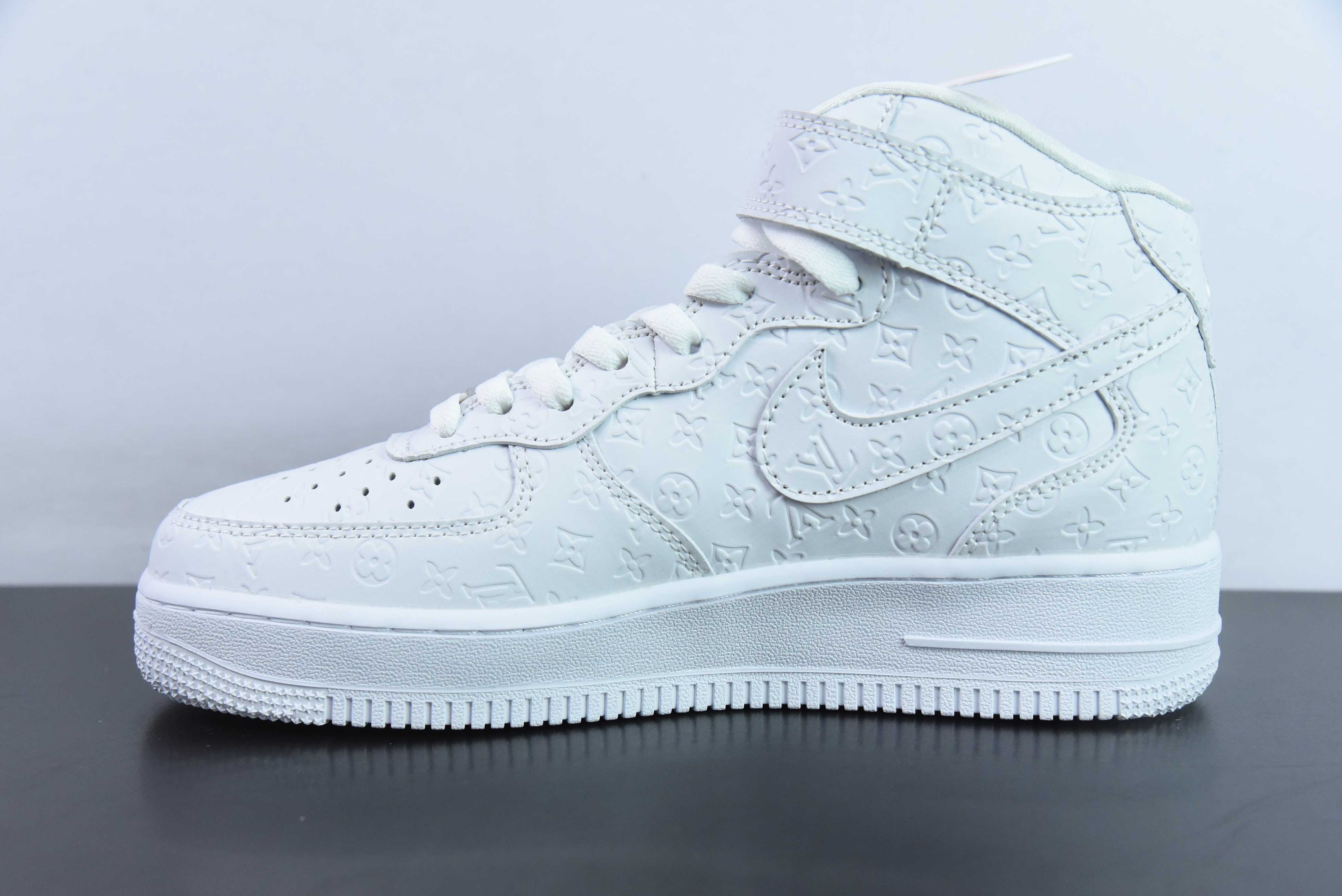 나이키 에어 포스 1 미드 07 루이 비통 프린트 화이트 아이템: DV0688 300 사이즈: 36-44