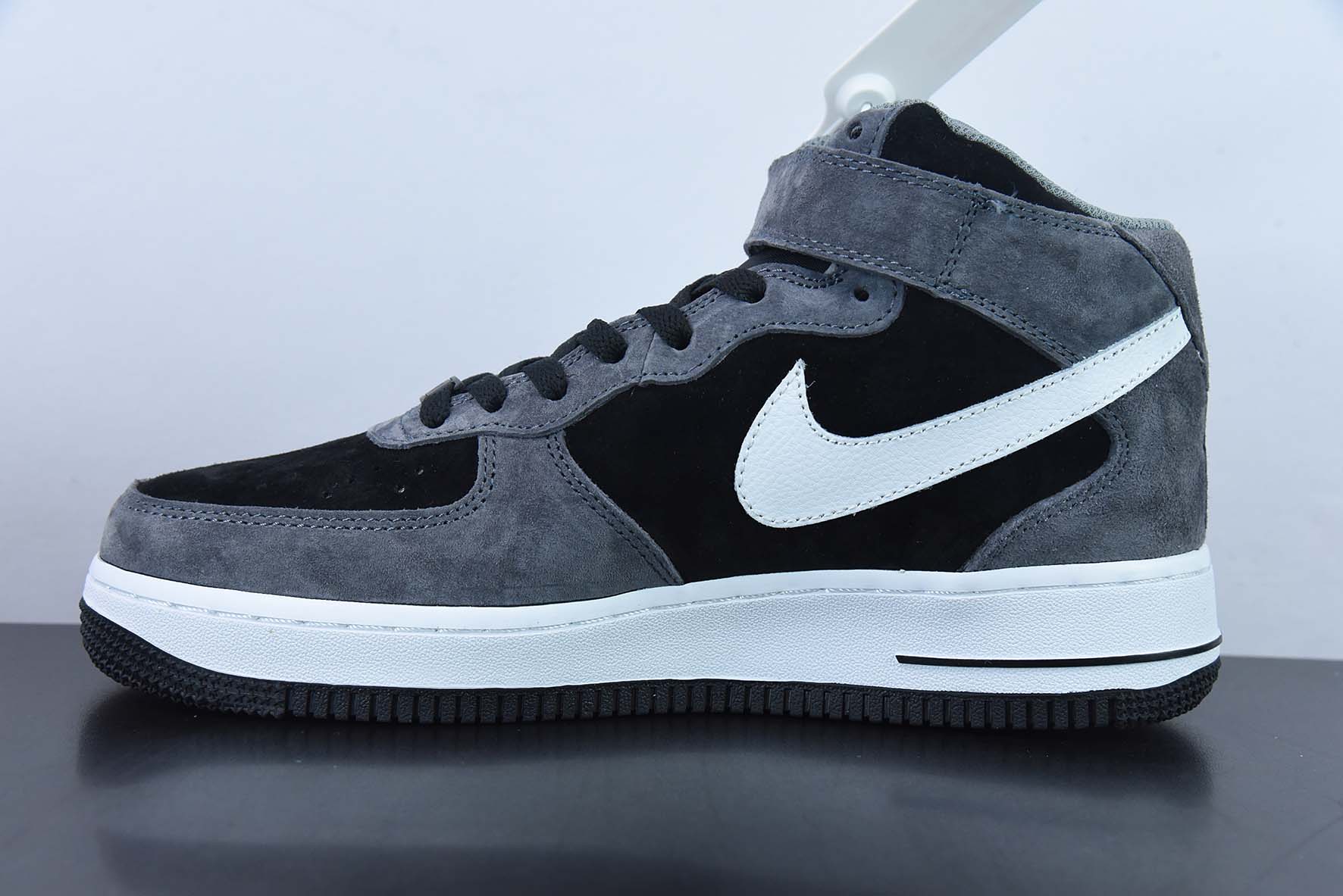 나이키 에어 포스 1 미드 07 풀 스웨이드 다크 그레이 에어 포스 1 미드 탑 아이템 번호: QT3369-996 사이즈: 36-44