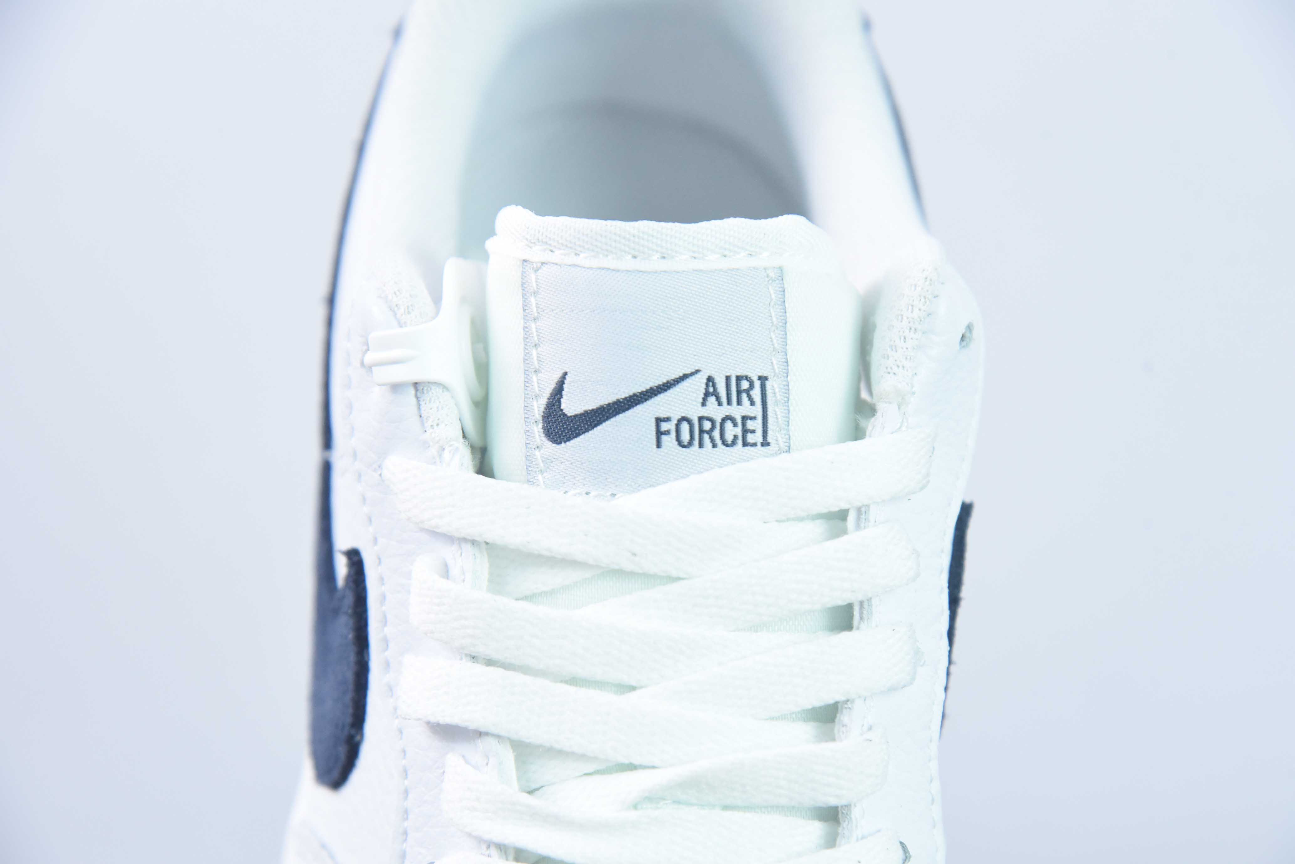 나이키 에어 포스 1 로우 화이트/네이비 에어 포스 원 클래식 로우 탑 페플럼 캐주얼 스니커즈 가죽 화이트 네이비 플립 플롭 후크 품목 번호: CN2873-107 사이즈: 36-44