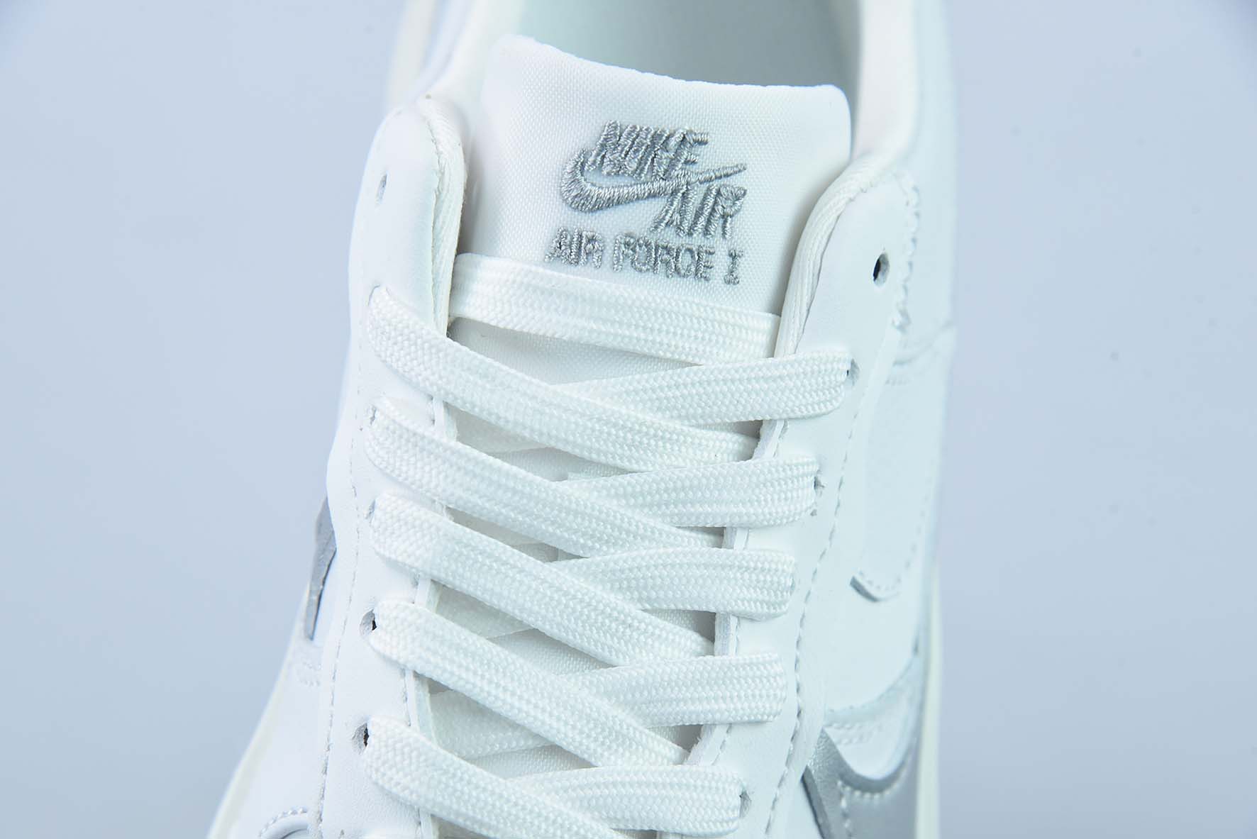 나이키 에어 포스1 로우 PLTAF.ORM 서밋 화이트/메탈릭 실버 변형 더블 레이어 솔 에어 포스 원 베이지 실버 DJ9946-101 사이즈: 36-44