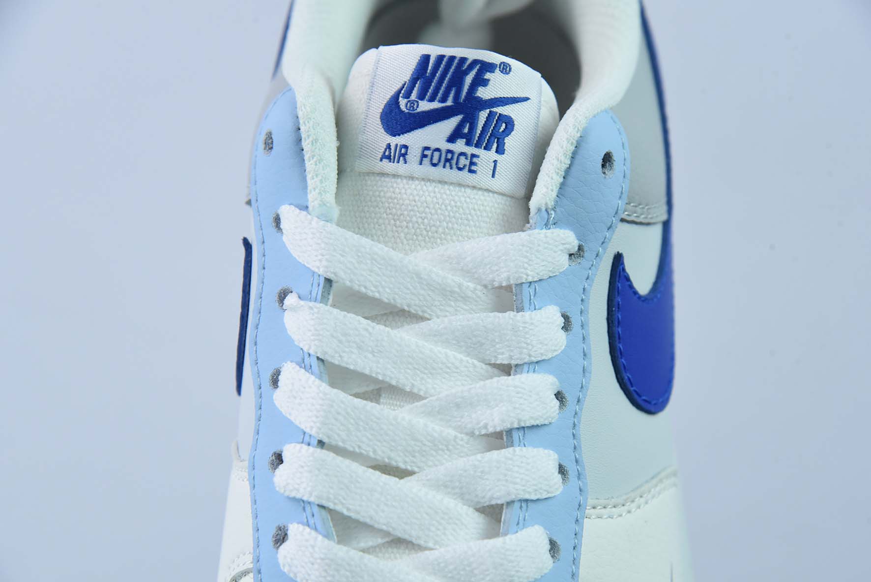 에어 포스 107 로우 베이지 하이퍼 로얄 에어 포스 원 가죽 베이지 및 블루 FB1844-222 사이즈: 36-44