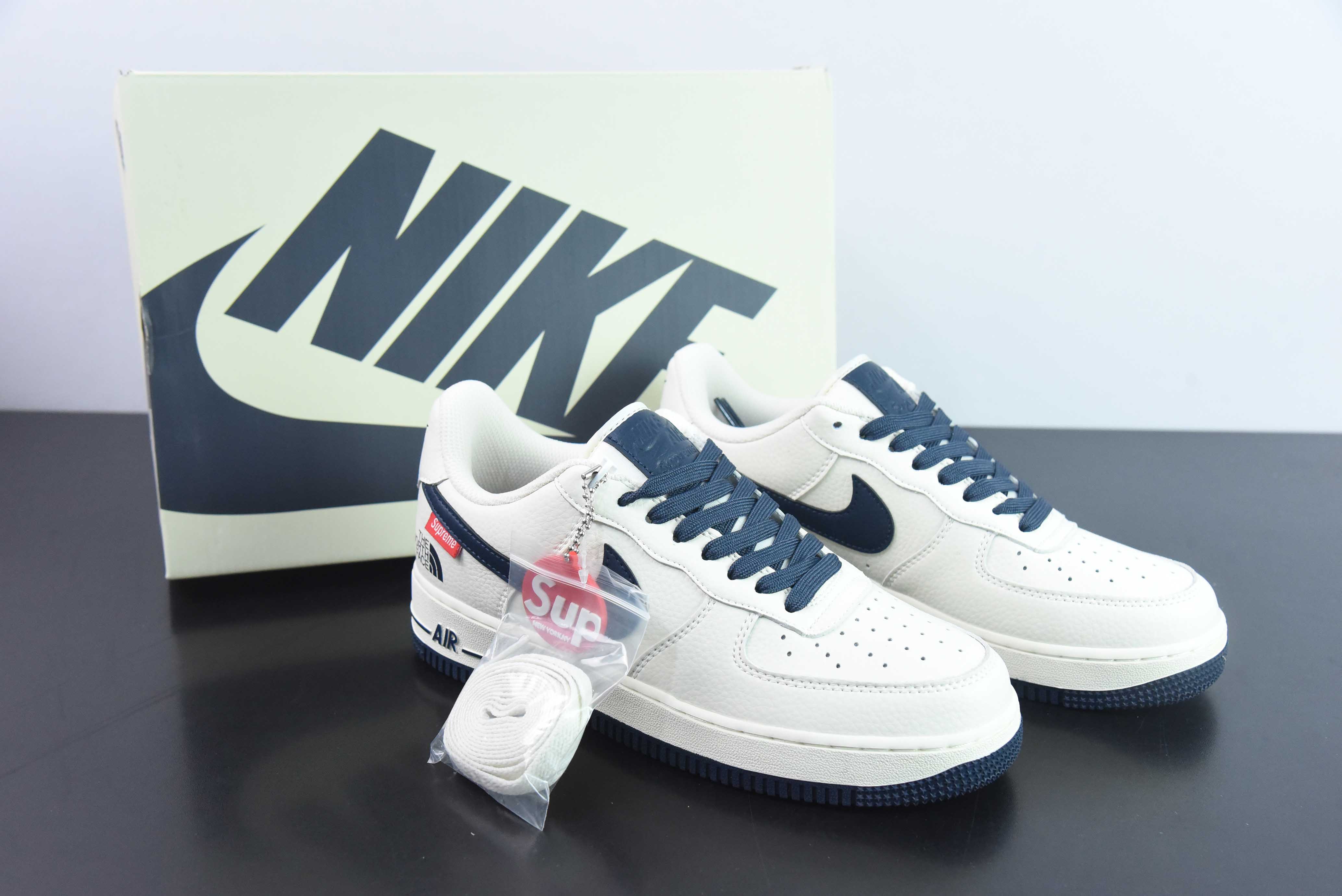 나이키 에어 포스 1 로우 07 x 더 노스페이스 x 슈프림 3사 공동 브랜드 에어 포스 1 로우탑 운동화 아이템 번호: SU2305-005 사이즈: 36-44