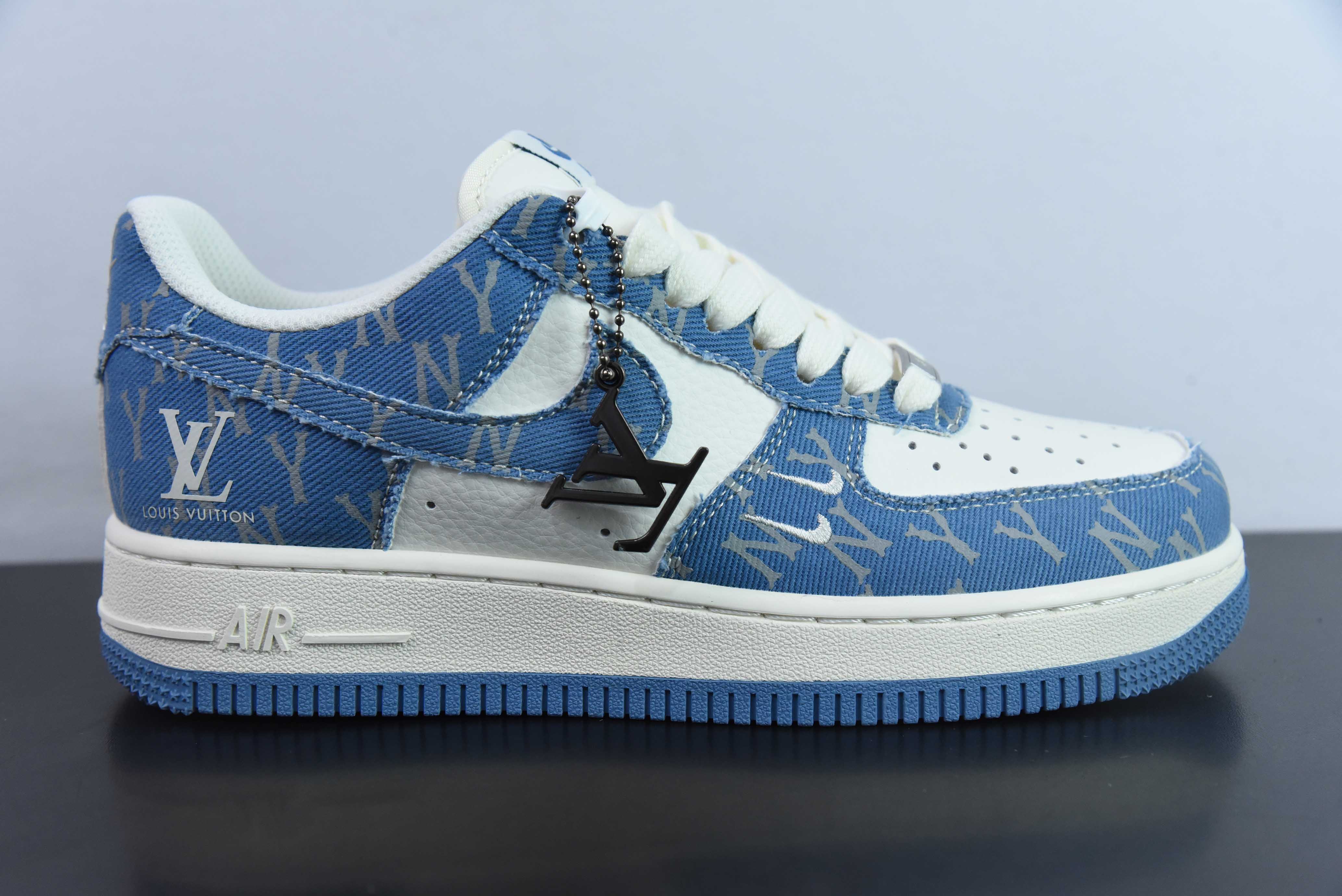 나이키 에어 포스 1 AF1 에어 포스 1 / 로우탑 화이트 및 블루 데님 LV 프린트 사이즈: 36-44 품목 번호: HD1968-028