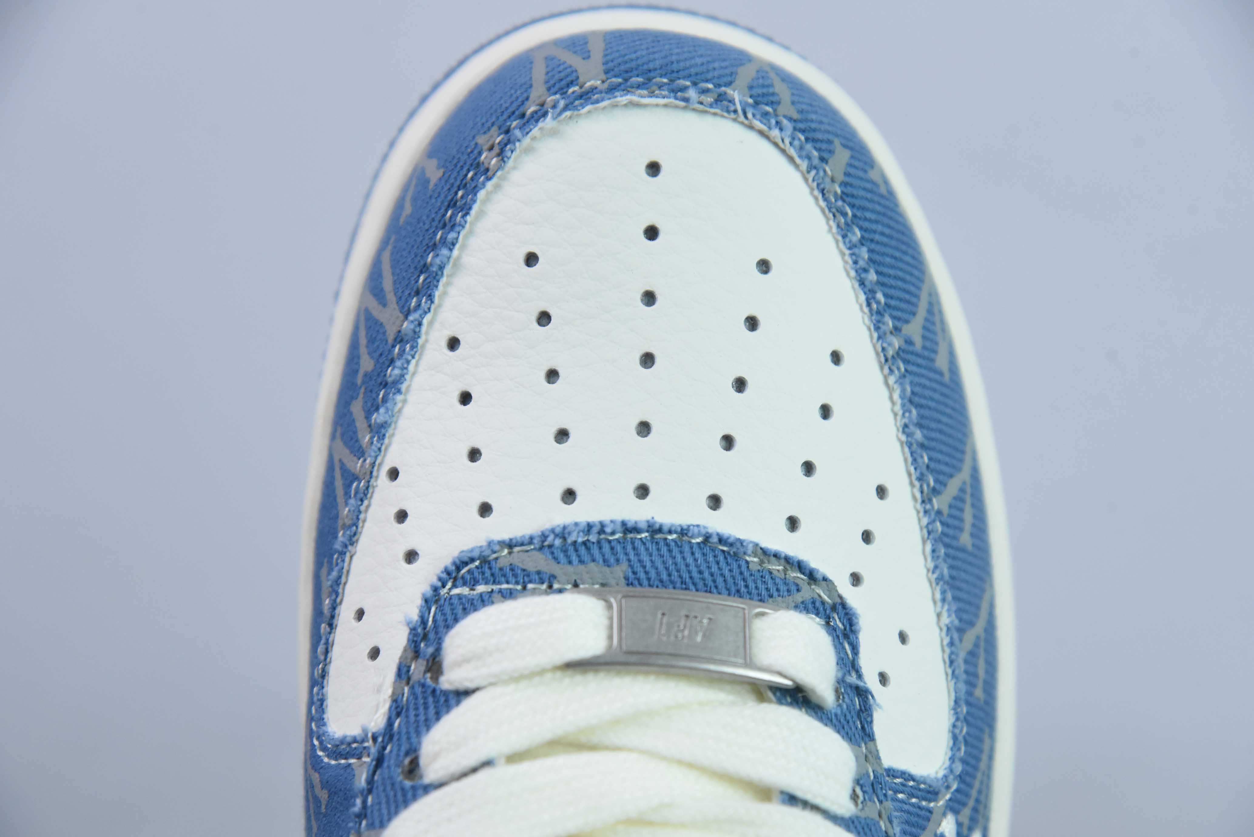 나이키 에어 포스 1 AF1 에어 포스 1 / 로우탑 화이트 및 블루 데님 LV 프린트 사이즈: 36-44 품목 번호: HD1968-028