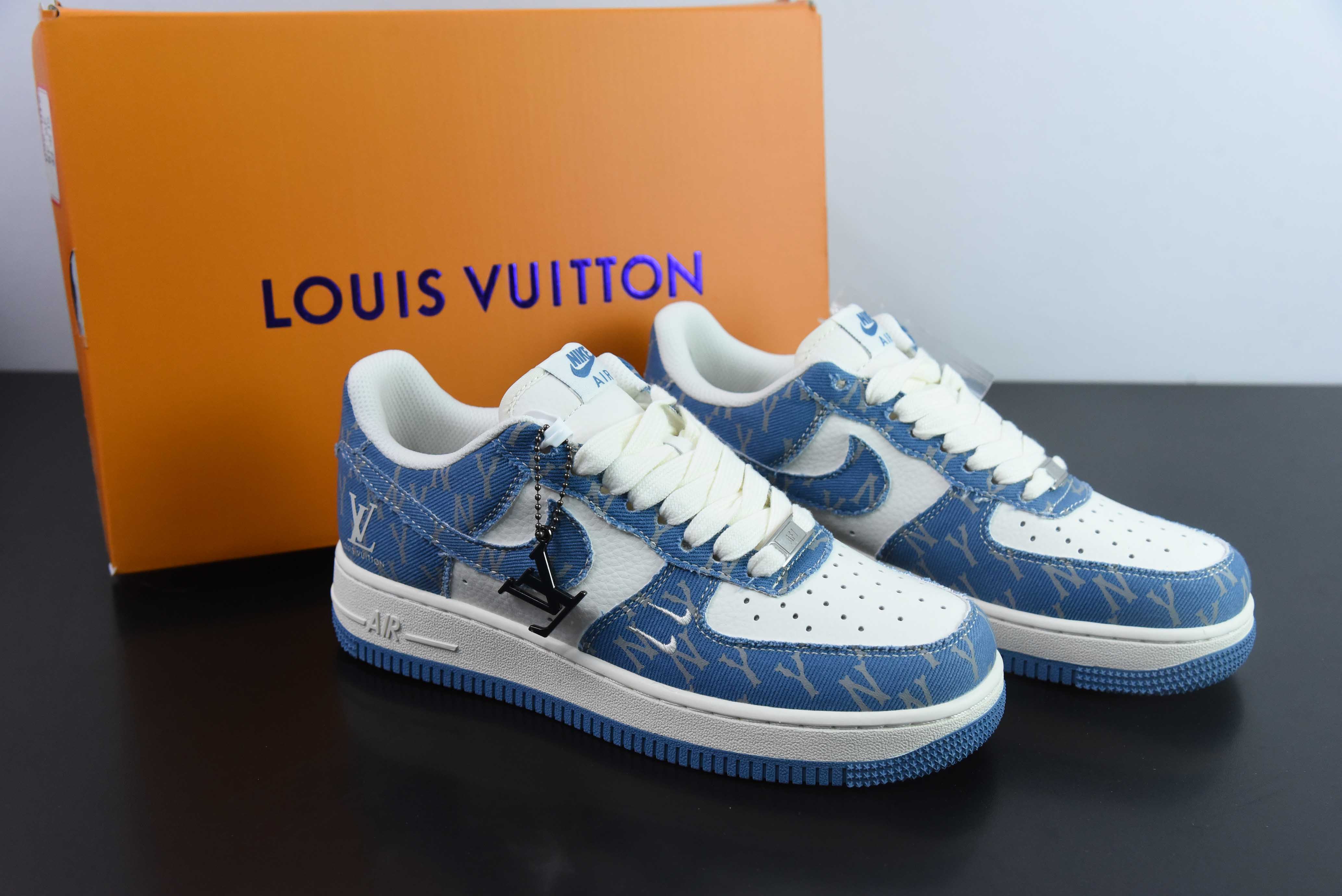 나이키 에어 포스 1 AF1 에어 포스 1 / 로우탑 화이트 및 블루 데님 LV 프린트 사이즈: 36-44 품목 번호: HD1968-028