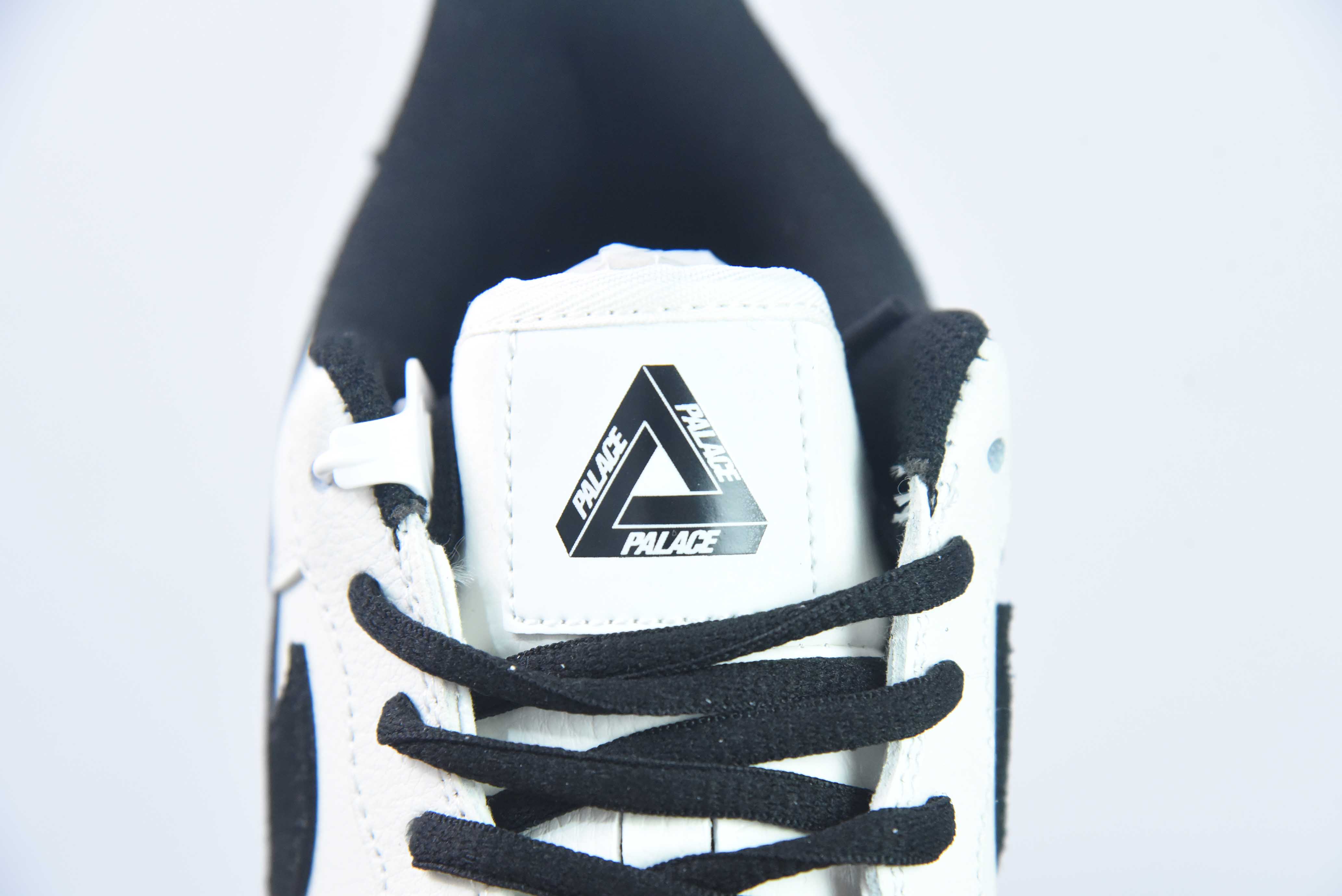 나이키 에어 포스 1 AF1 에어 포스 1/로우탑 화이트 및 블랙 자수 레터 프린트 아이템 번호: PE 681822 사이즈: 36-44