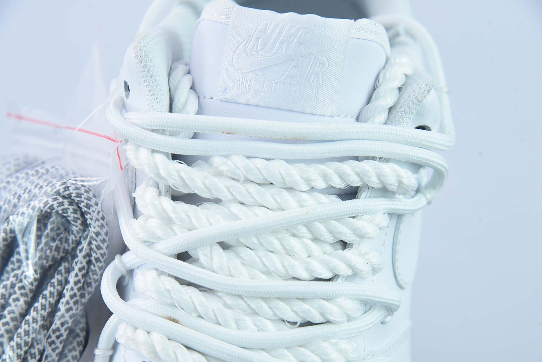 나이키 에어 포스 1 로우 올 화이트 스트랩 에어 포스 1 로우탑 캐주얼 트레이너 아이템: CV1724-111 사이즈: 36-44