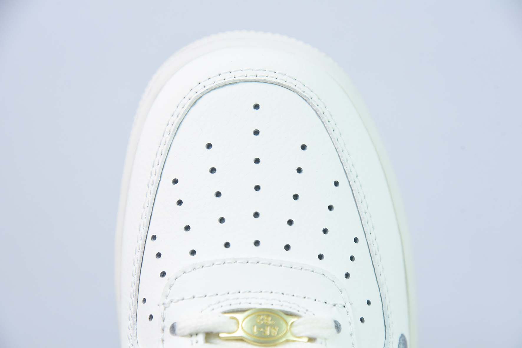 JAJ67576234 나이키 에어 포스 1 AF1 에어 포스 1/로우탑 화이트 그레이 자수 40주년 에디션 아이템 번호: DQ7658-106 사이즈: 36-44