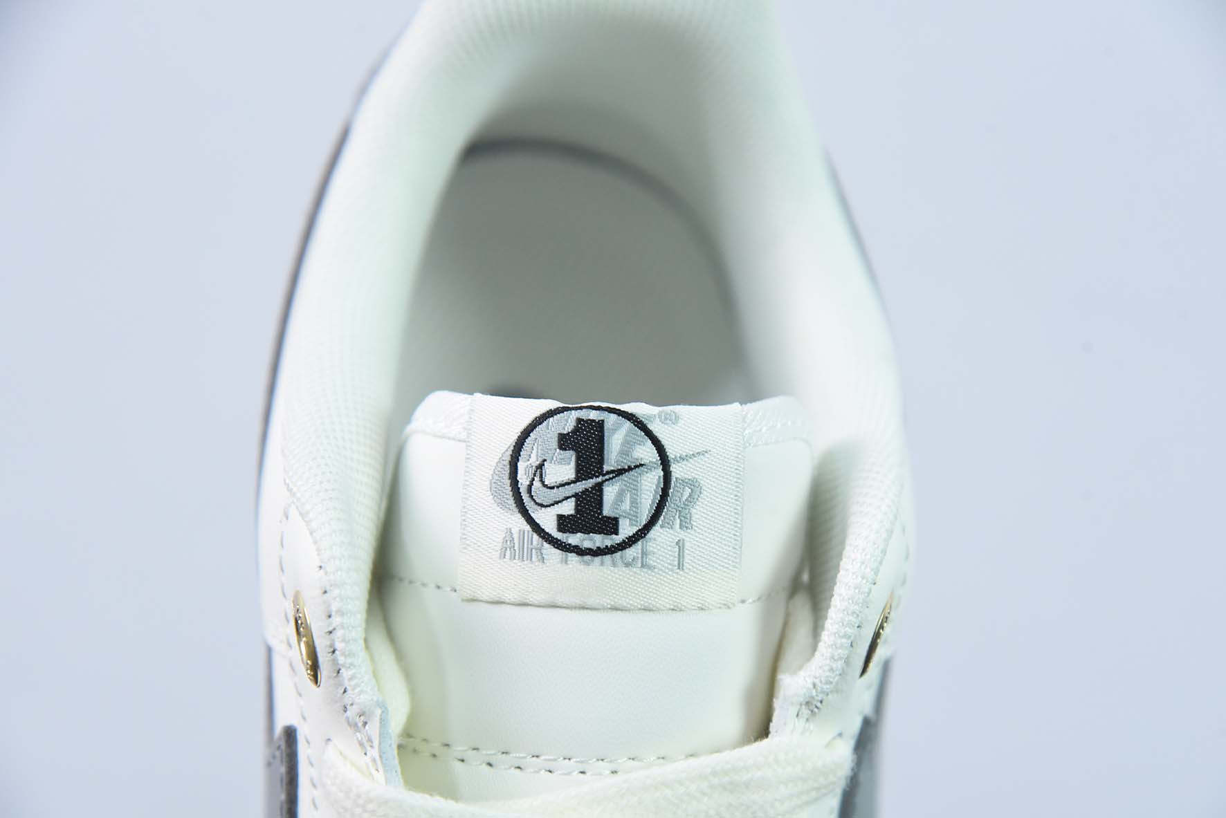 JAJ67576234 나이키 에어 포스 1 AF1 에어 포스 1/로우탑 화이트 그레이 자수 40주년 에디션 아이템 번호: DQ7658-106 사이즈: 36-44