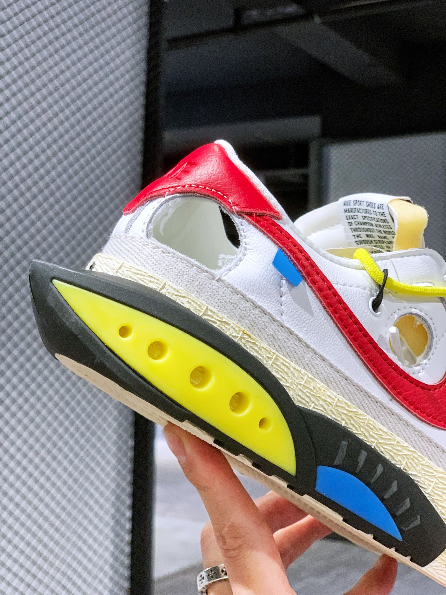 오프화이트엑스나이키블레이저로우 트레일블레이저 베이지 및 화이트 디스트럭티드 아이템 번호: DH7863-100 