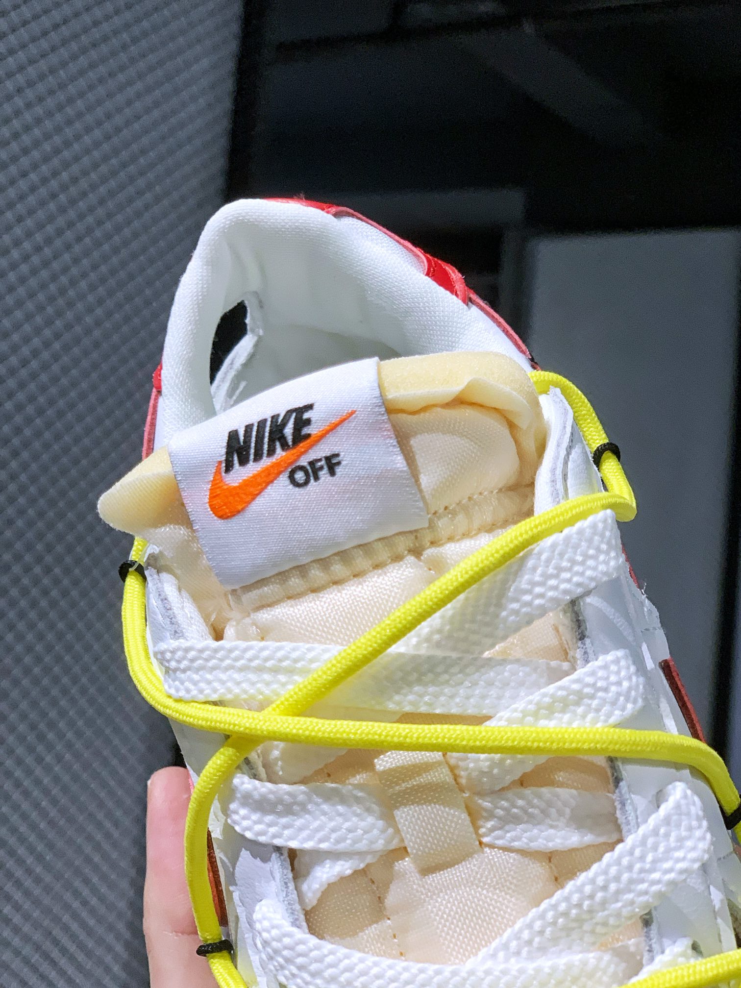 오프화이트엑스나이키블레이저로우 트레일블레이저 베이지 및 화이트 디스트럭티드 아이템 번호: DH7863-100 