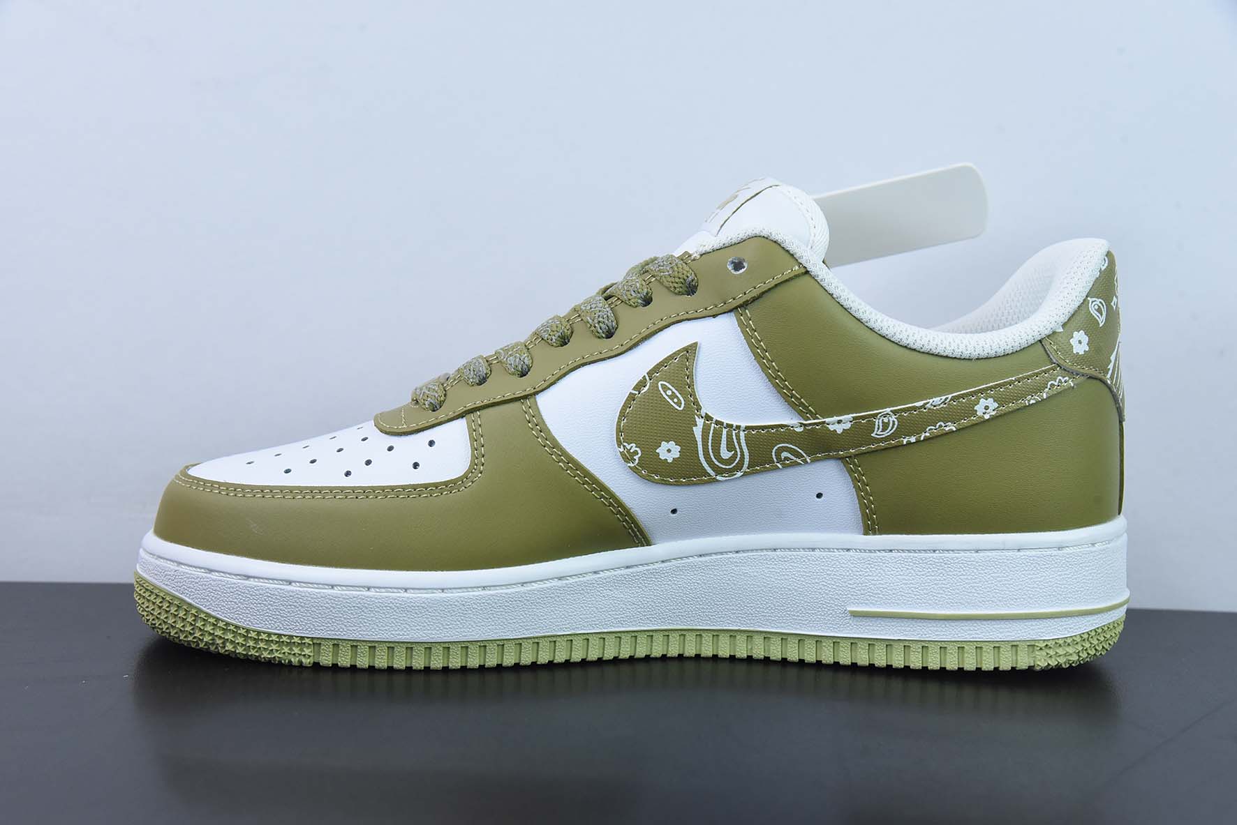 나이키 에어 포스 1 로우 07 화이트 그린 캐슈 플라워 컬러 에어 포스 1 로우탑 캐주얼화 아이템 번호: XM6386-556 사이즈: 36-44