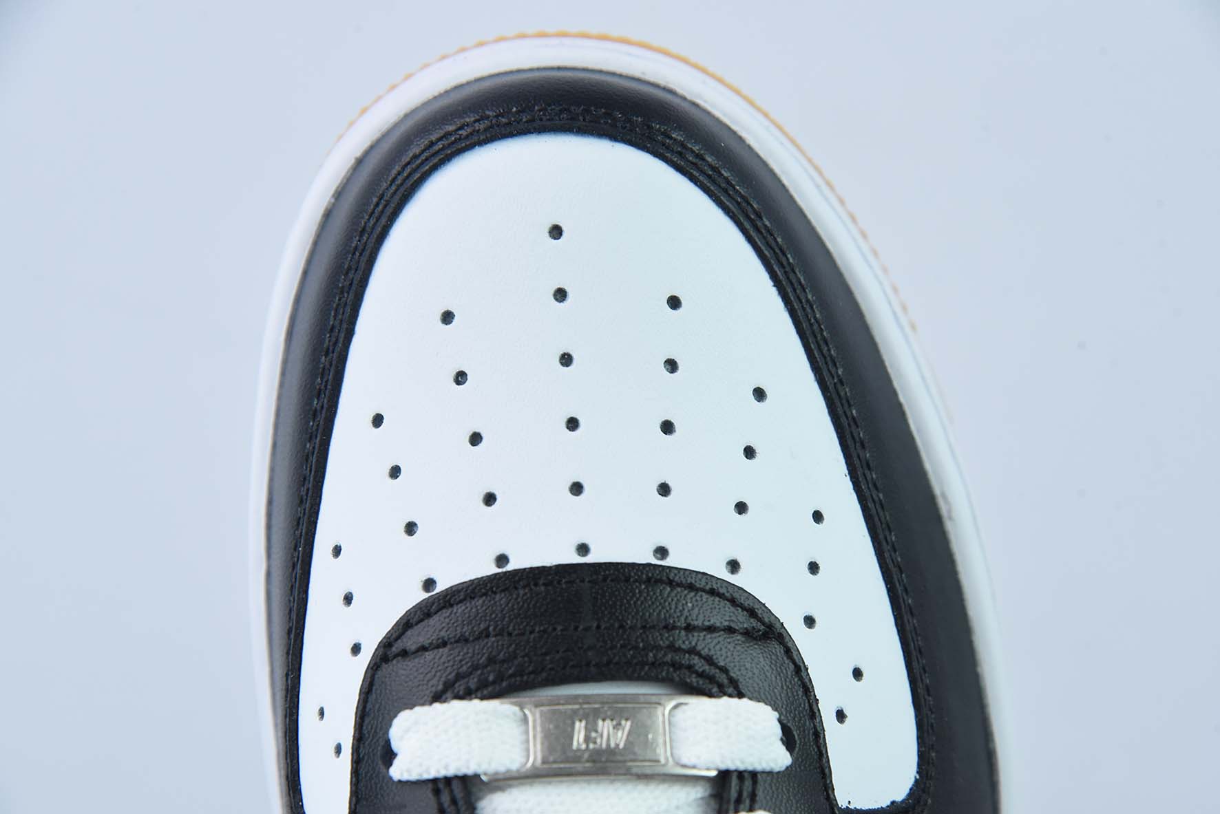 나이키 에어 포스 1 로우 07 블랙 앤 화이트 생고무 로우탑 에어 포스 1 아이템 번호: AW2296-002 사이즈: 36-44