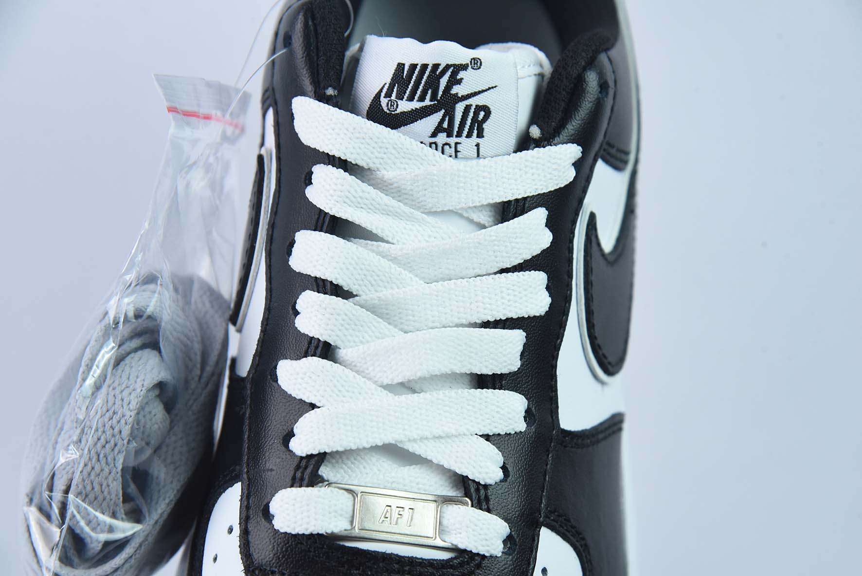 나이키 에어 포스 1 로우 07 블랙 앤 화이트 생고무 로우탑 에어 포스 1 아이템 번호: AW2296-002 사이즈: 36-44