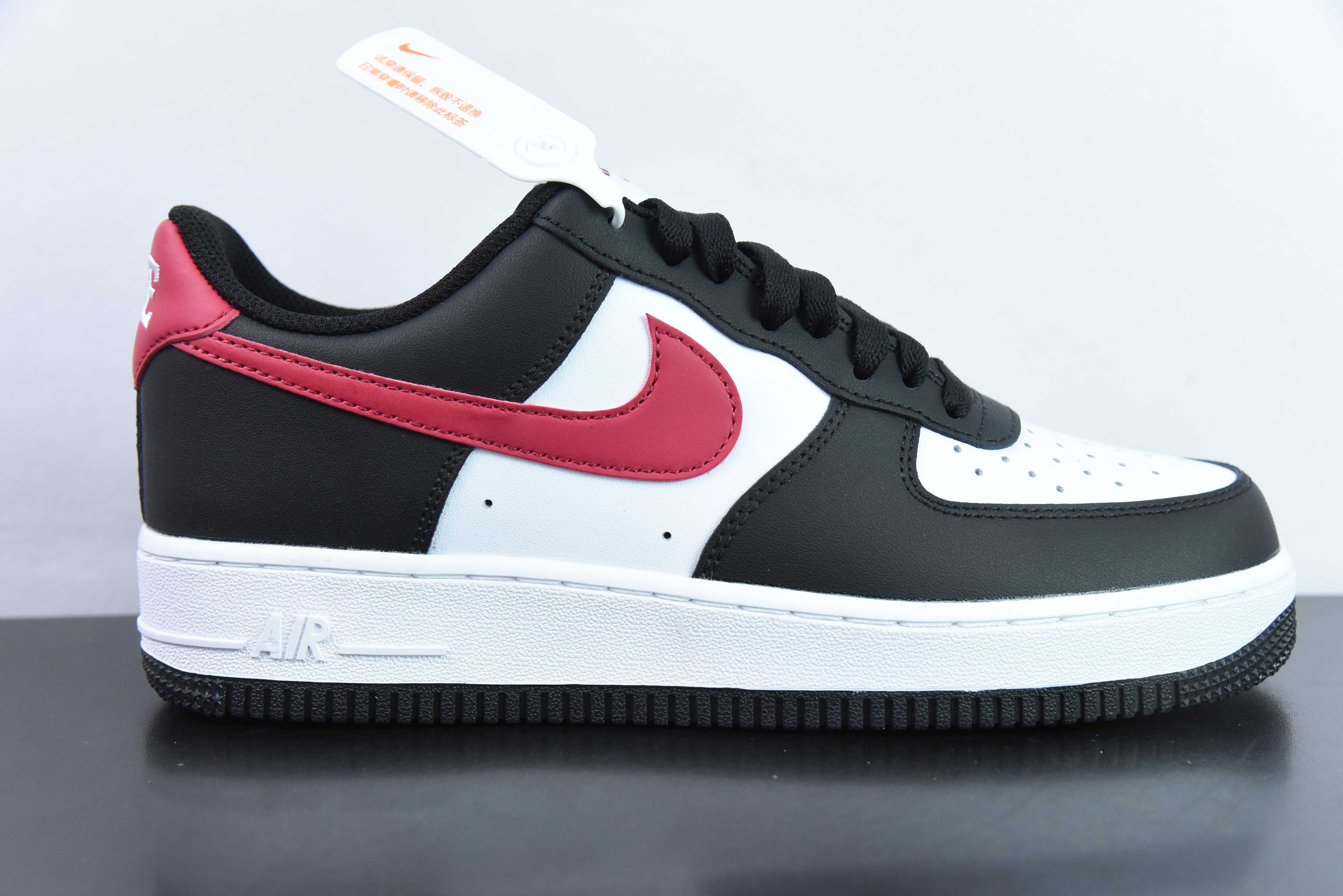 나이키 에어 포스 1 로우 화이트 블랙 레드 에어 포스 1 로우 탑 캐주얼 스니커즈 아이템 : FZ4351-001 사이즈 : 36-44