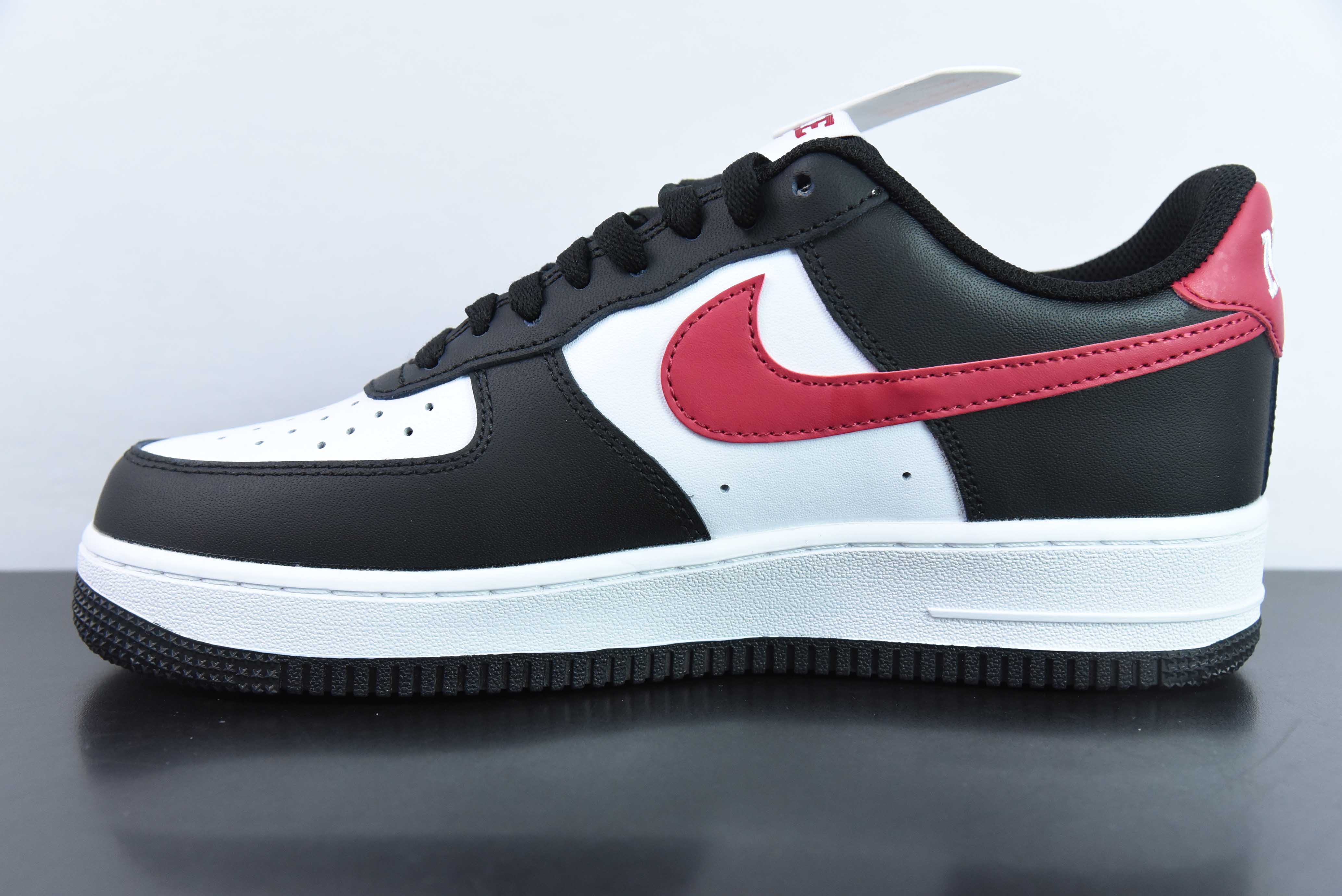 나이키 에어 포스 1 로우 화이트 블랙 레드 에어 포스 1 로우 탑 캐주얼 스니커즈 아이템 : FZ4351-001 사이즈 : 36-44