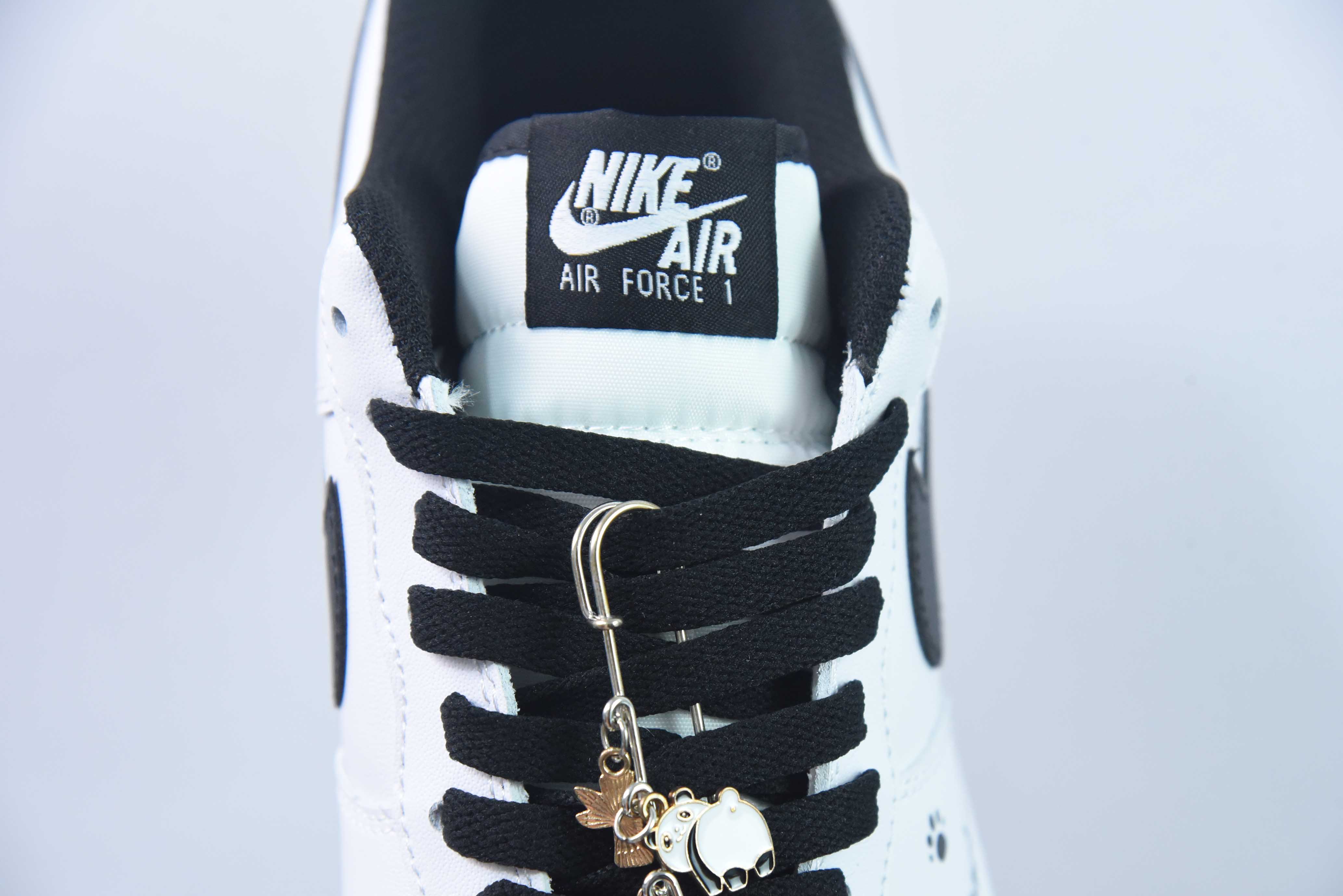 나이키 에어 포스 1 AF1 에어 포스 1/로우탑 화이트 및 블랙 팬더 프린트 펜던트 액세서리 사이즈: 36-44 아이템: DV1331-100