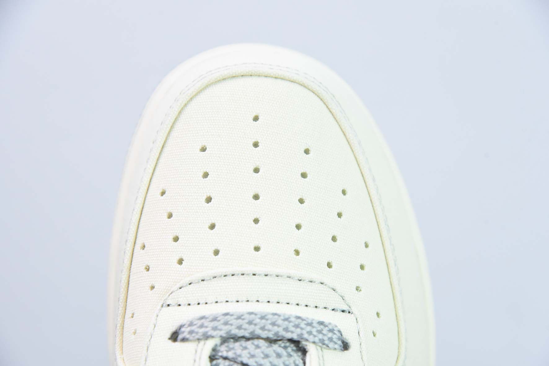 UAY27729039 Nk 에어 포스 107 로우 베이지 실버 패브릭 에어 포스 1 로우 탑 캐주얼 신발 아이템 번호: TQ1456-222 사이즈: 36-44